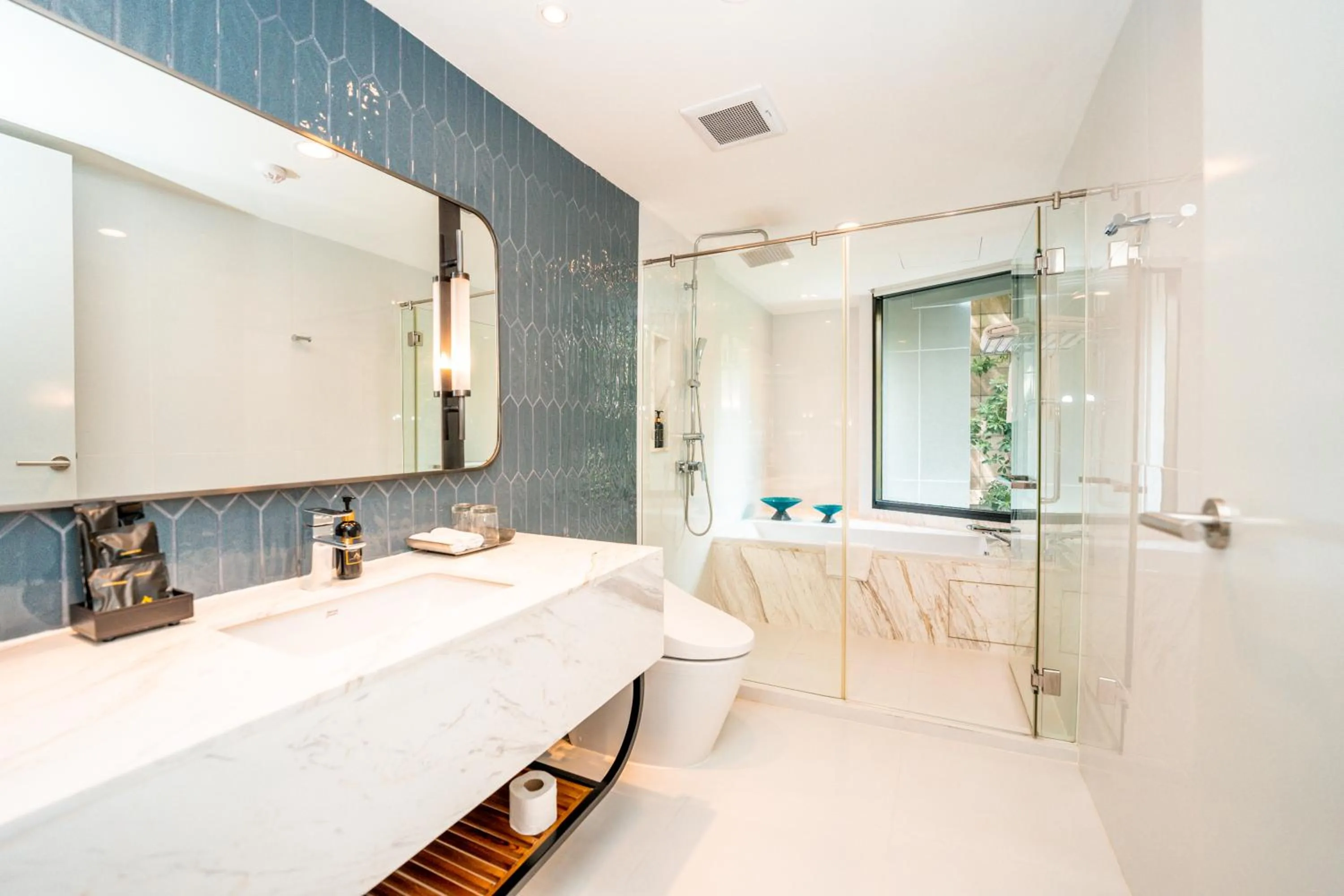 Bathroom, Bed in Amanta Hotel & Residence Sathorn