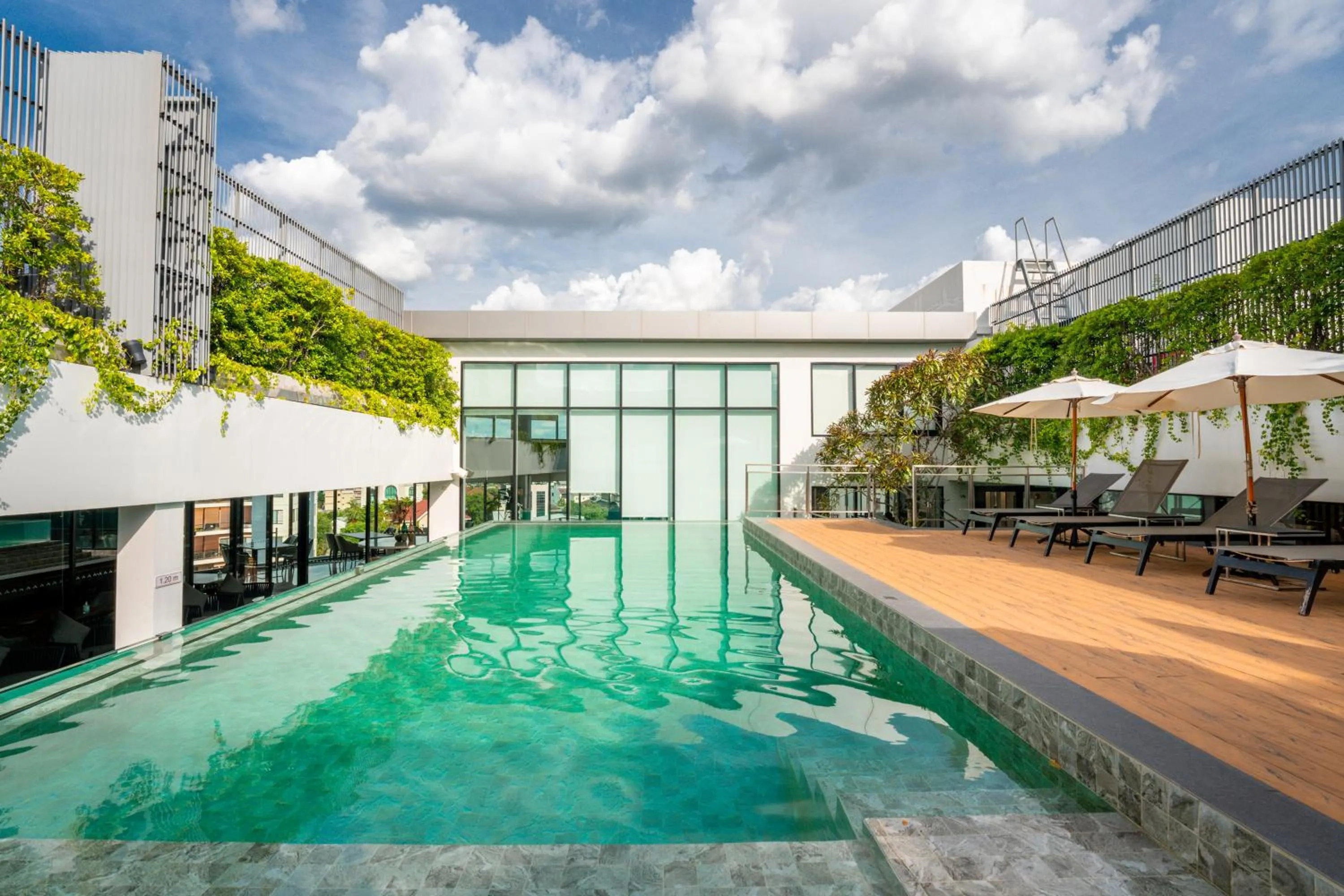 Swimming pool in Amanta Hotel & Residence Sathorn