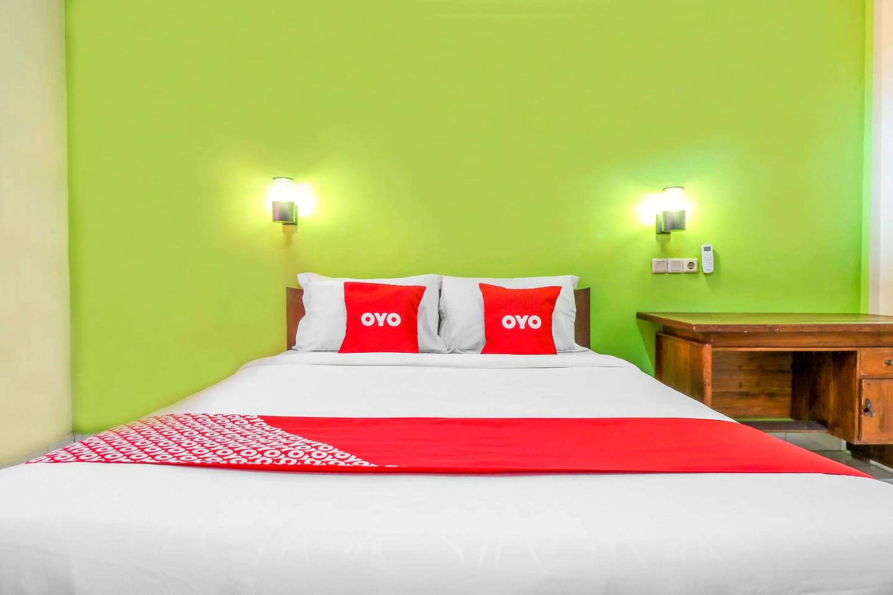 Bedroom, Bed in Hotel O Nan Berlian Inn