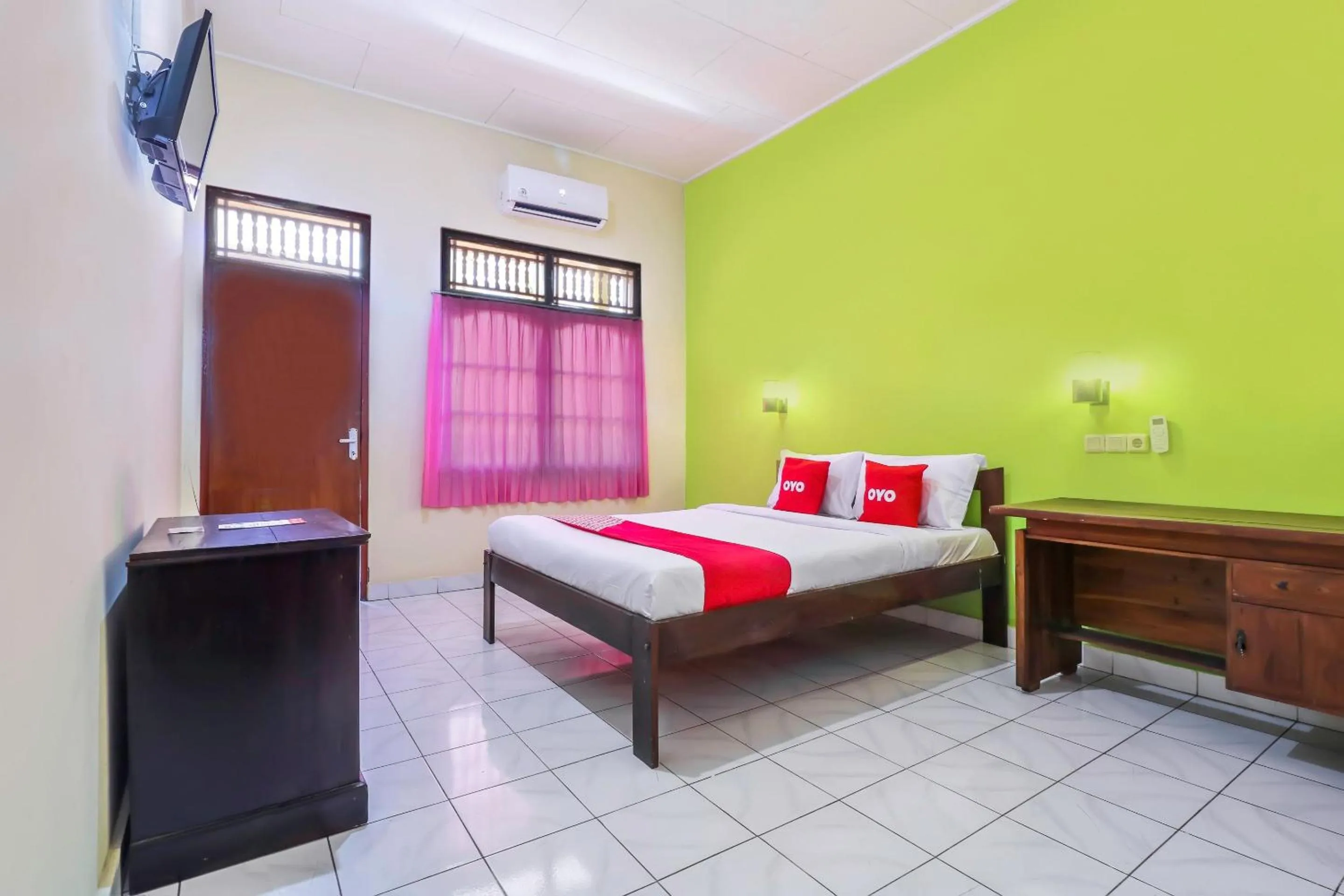 Bedroom, Bed in Hotel O Nan Berlian Inn