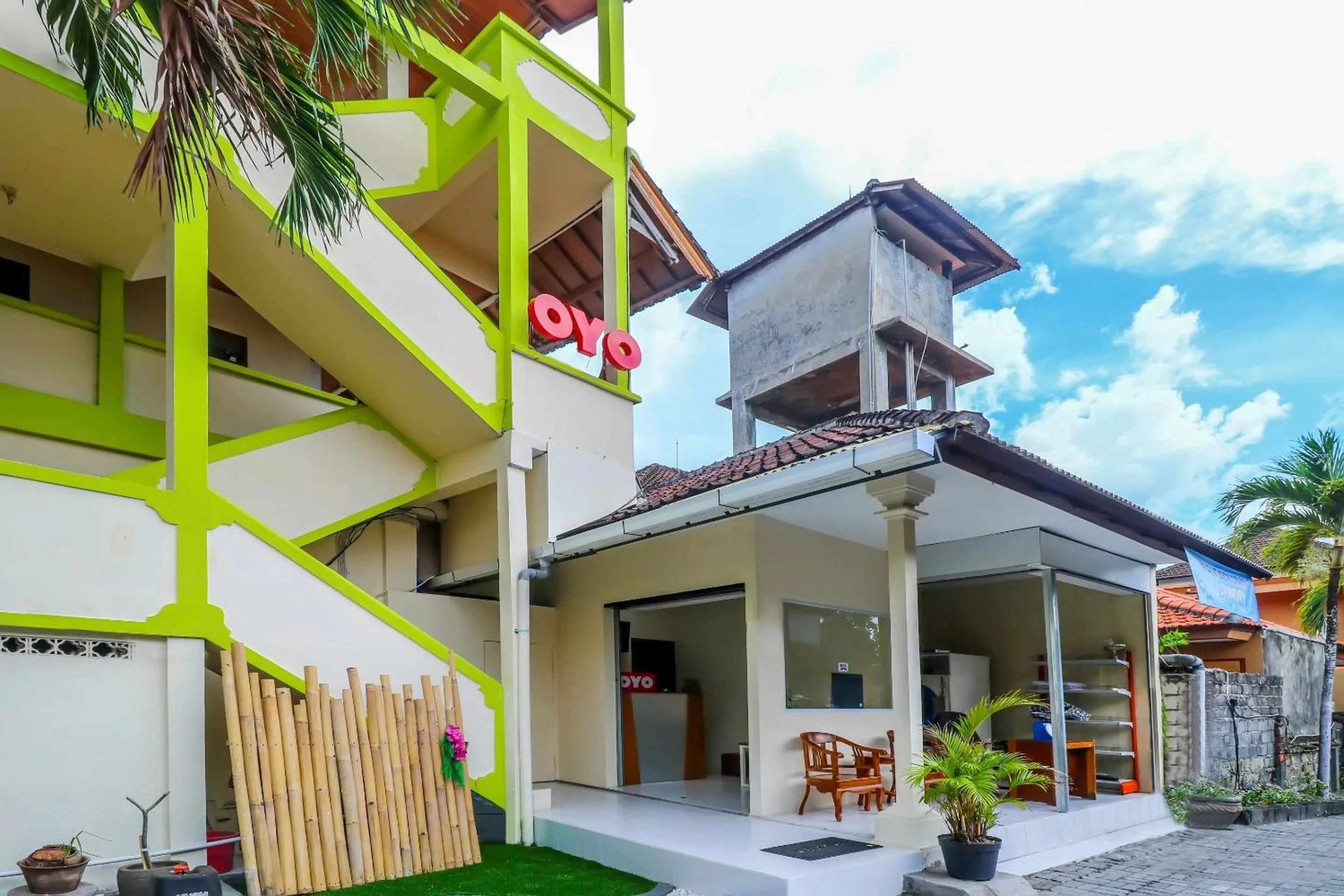 Facade/entrance in Hotel O Nan Berlian Inn