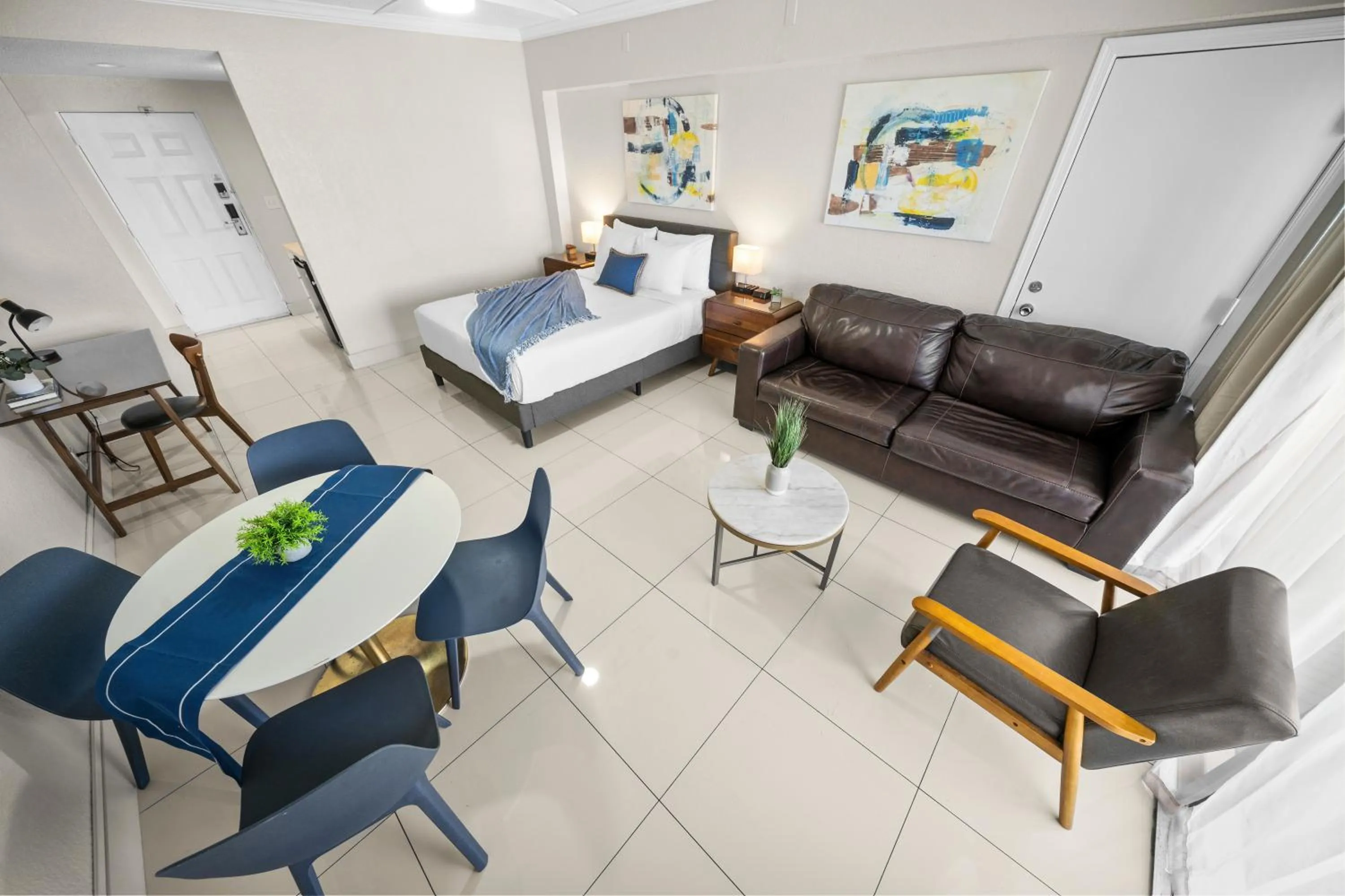 Photo of the whole room in Boca Plaza