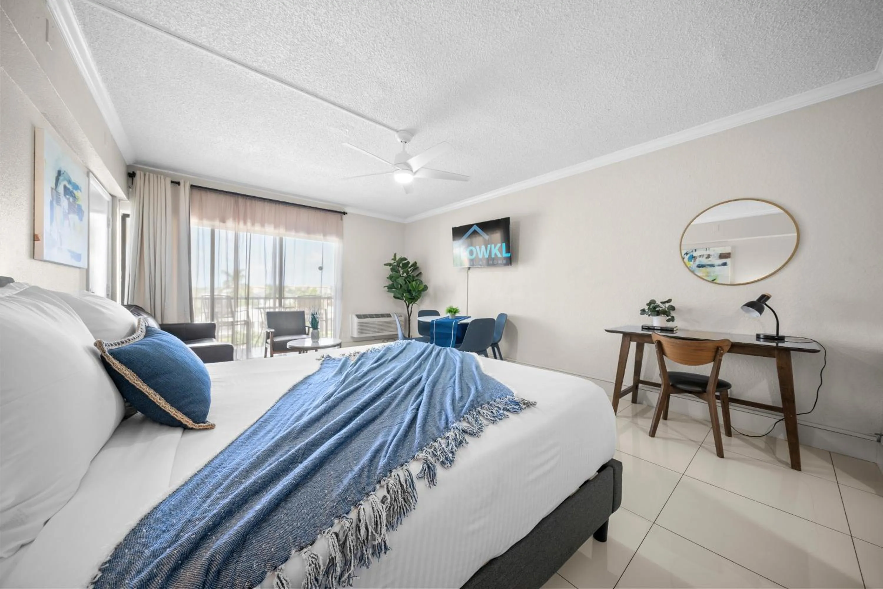 Photo of the whole room, Bed in Boca Plaza