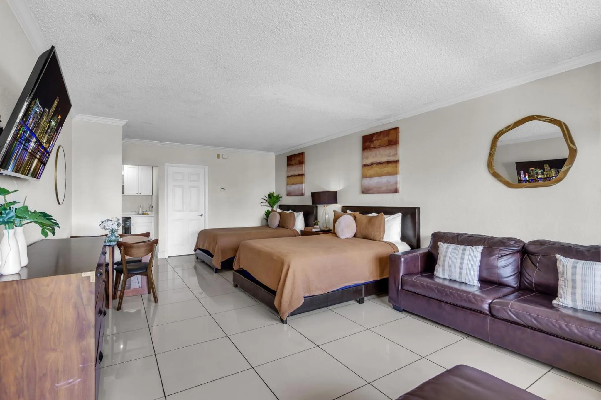 Photo of the whole room, Bed in Boca Plaza