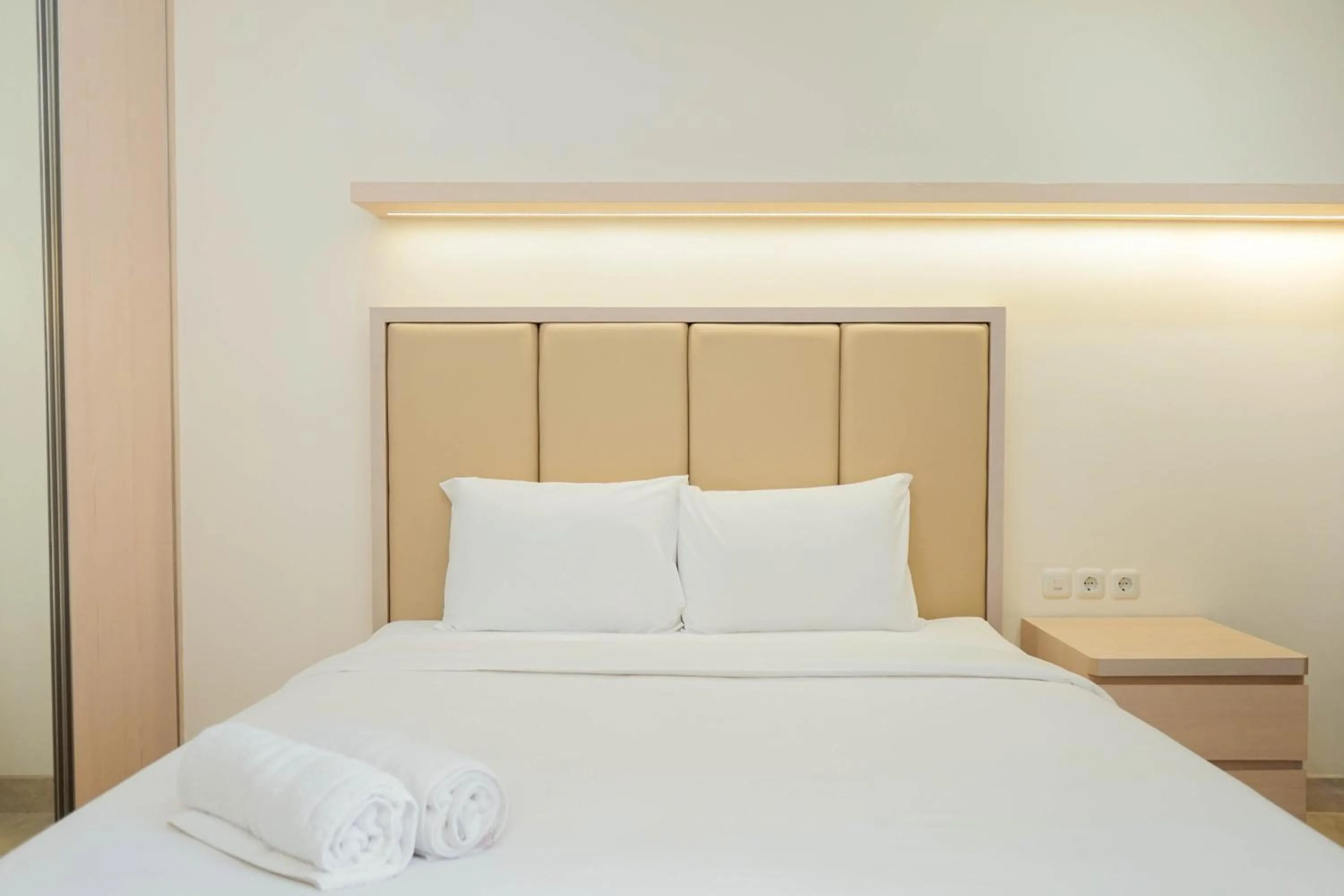 Bedroom, Bed in Comfy Studio Apartment at Menteng Park By Travelio