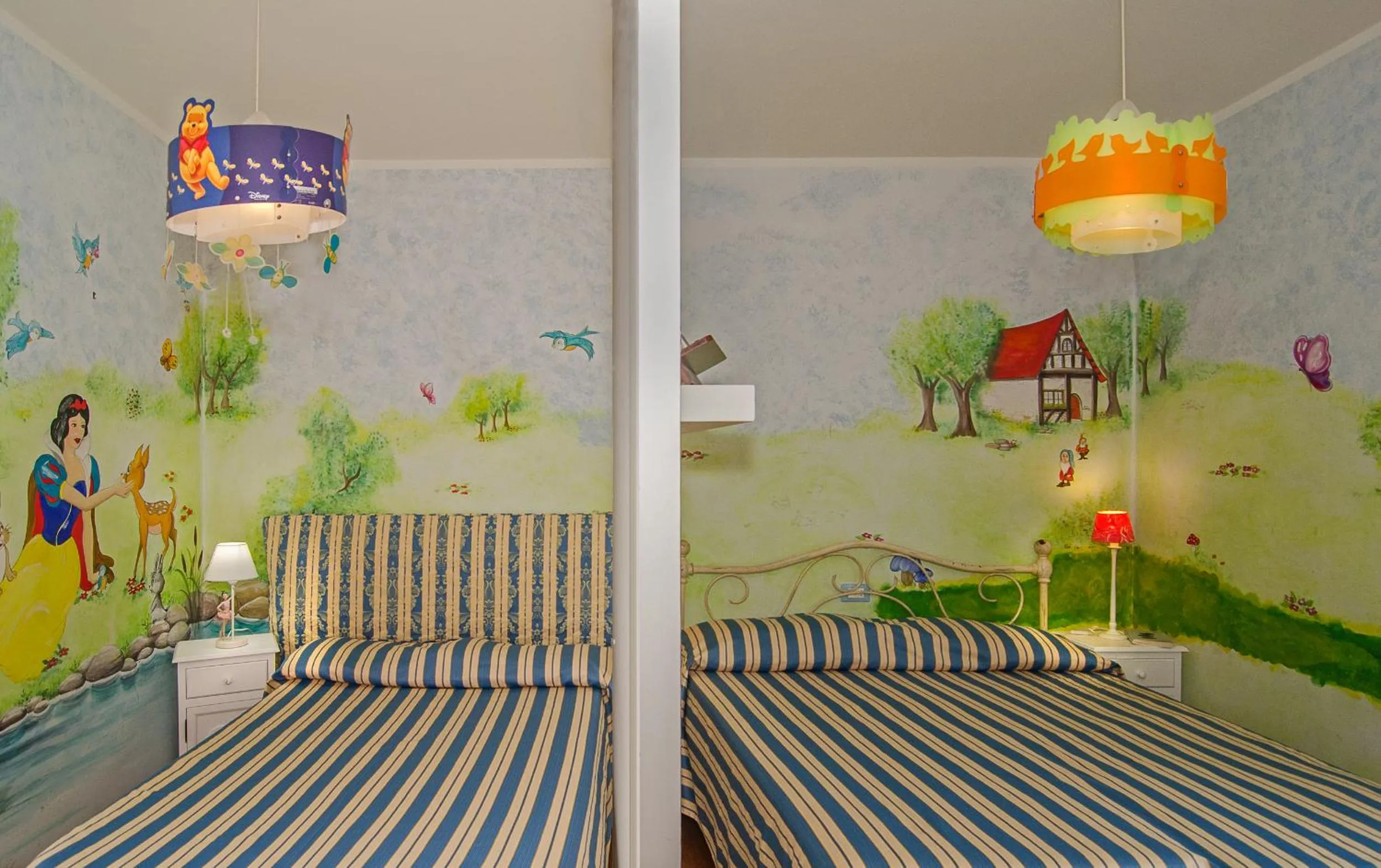 Photo of the whole room, Bed in La Casa Gialla A MONTIGNOSO