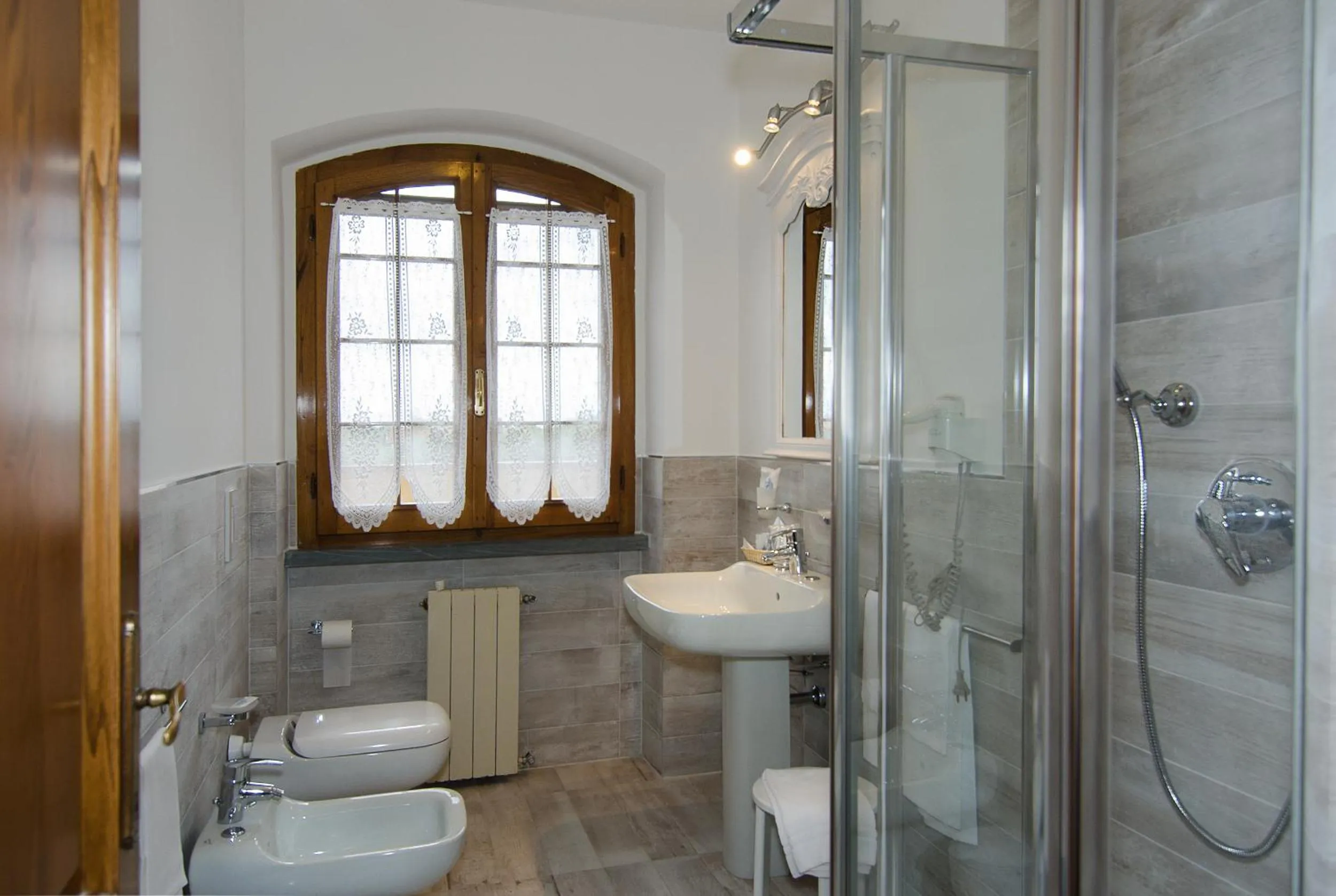 Bathroom in La Casa Gialla A MONTIGNOSO