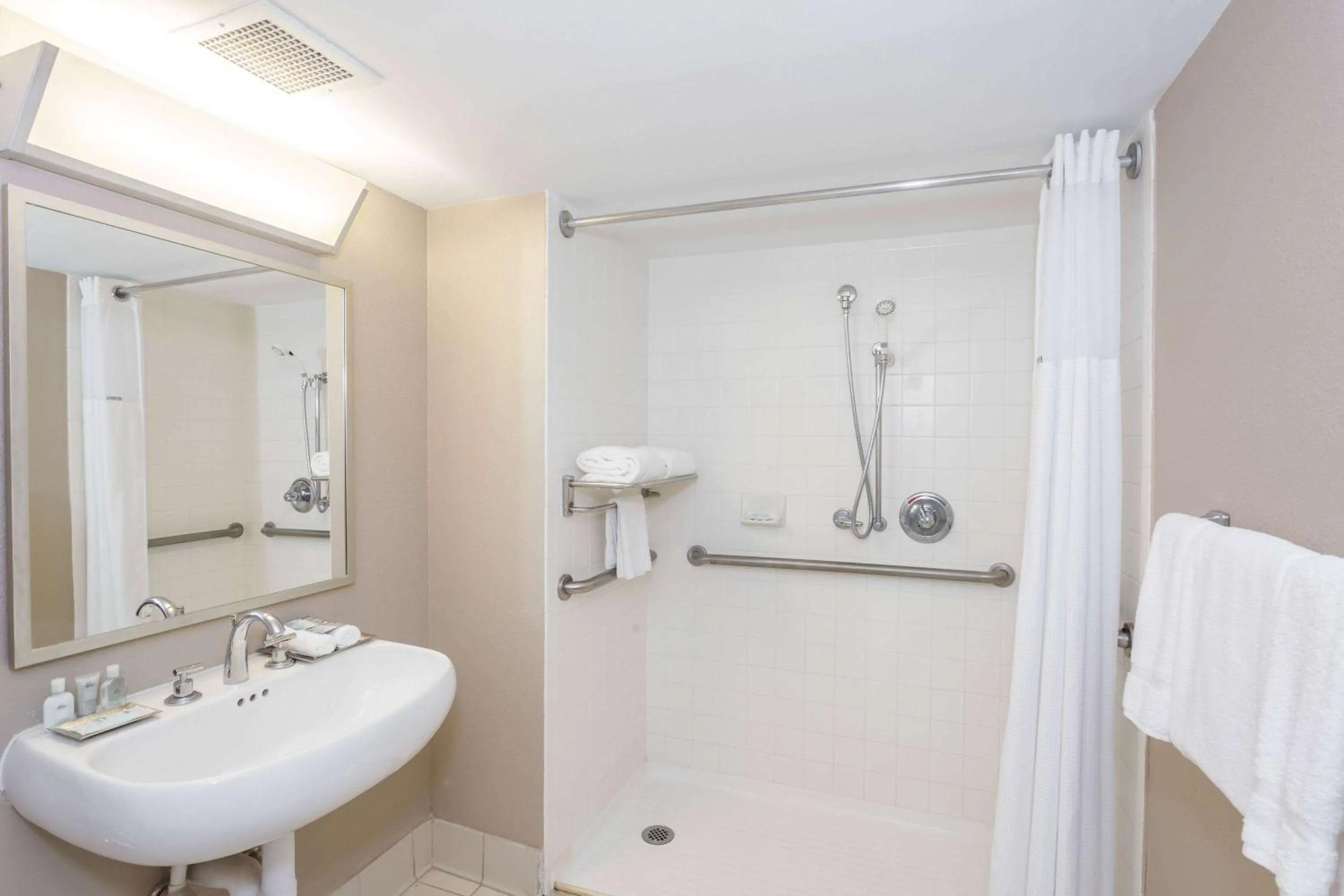 Shower, Bathroom in Stayable Select Gainesville