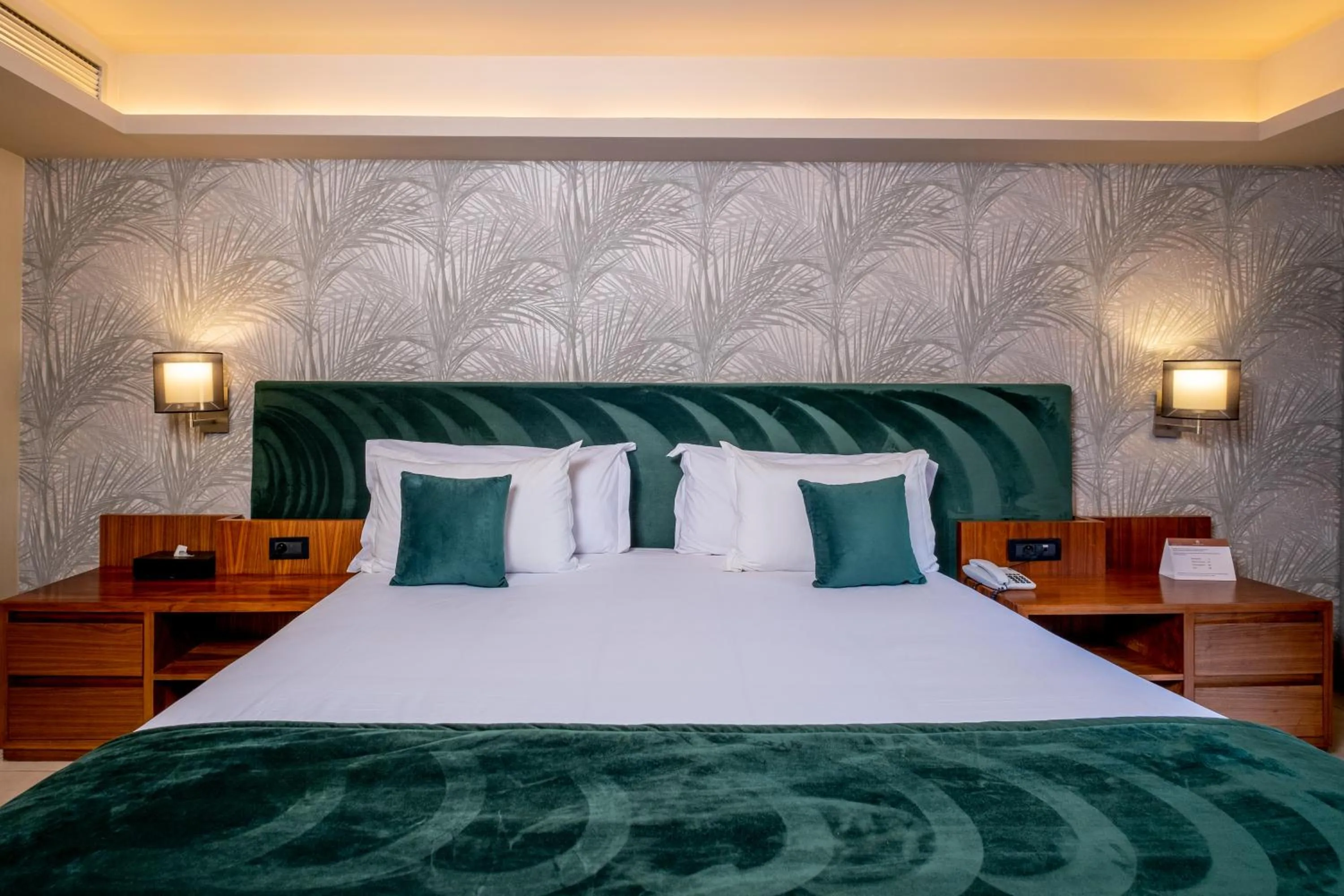 Bedroom, Bed in Kenzi Rose Garden