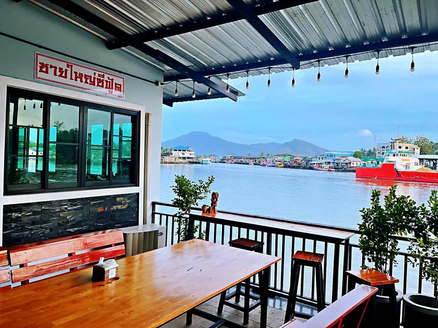Restaurant/places to eat in Chaiyai River Front Hotel