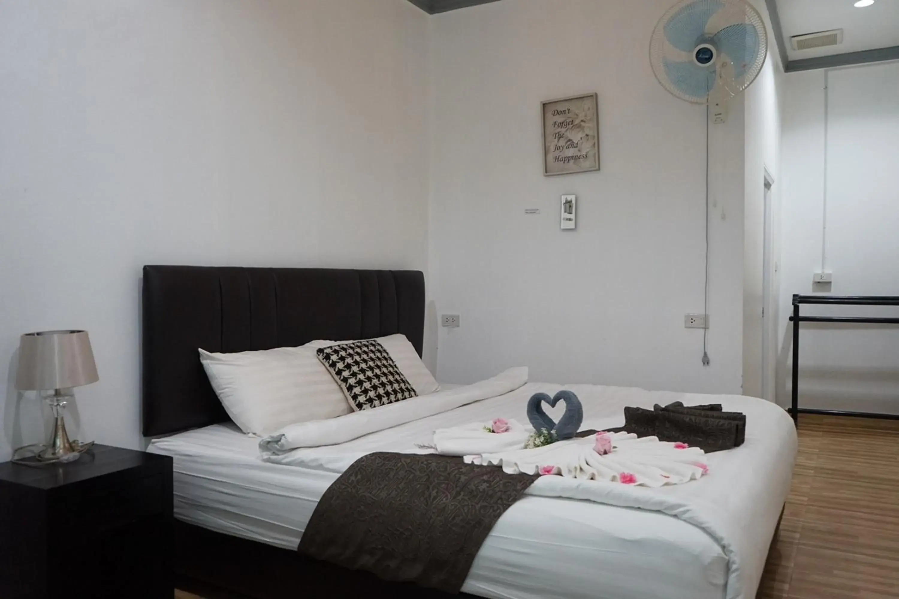 Deluxe King Room in Chaiyai River Front Hotel Deluxe King Room in Chaiyai River Front Hotel