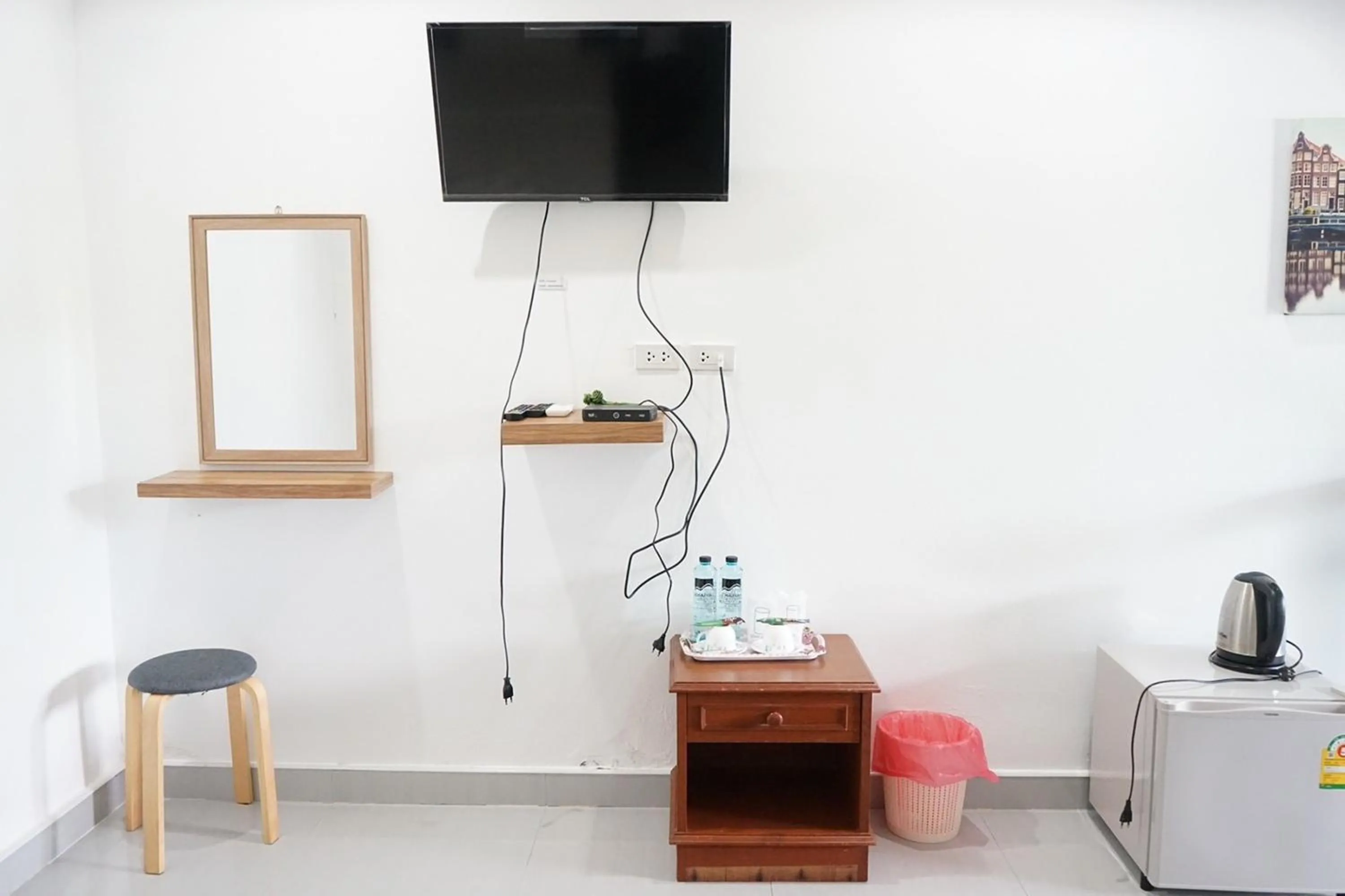 TV and multimedia in Chaiyai River Front Hotel