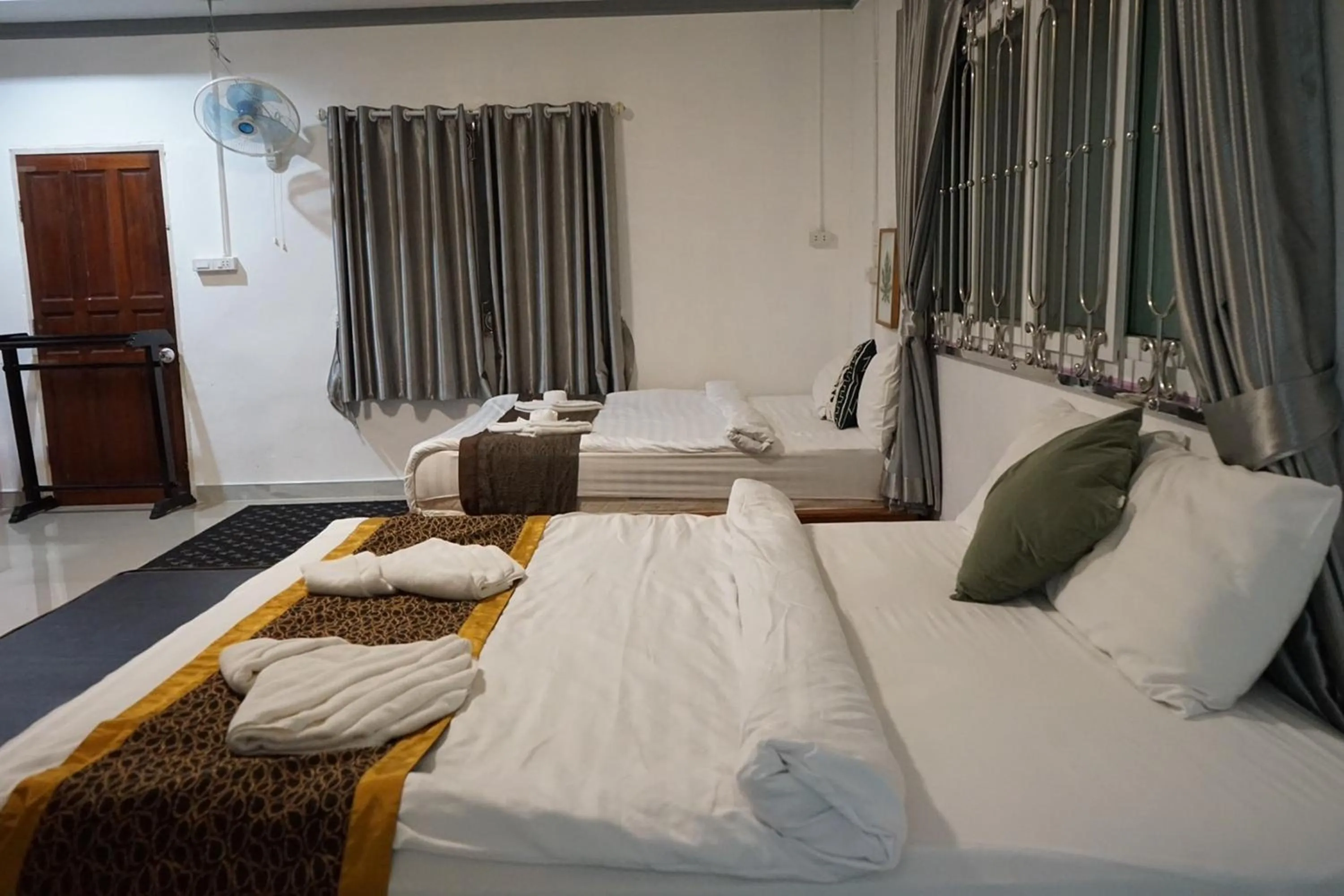 Bed in Chaiyai River Front Hotel