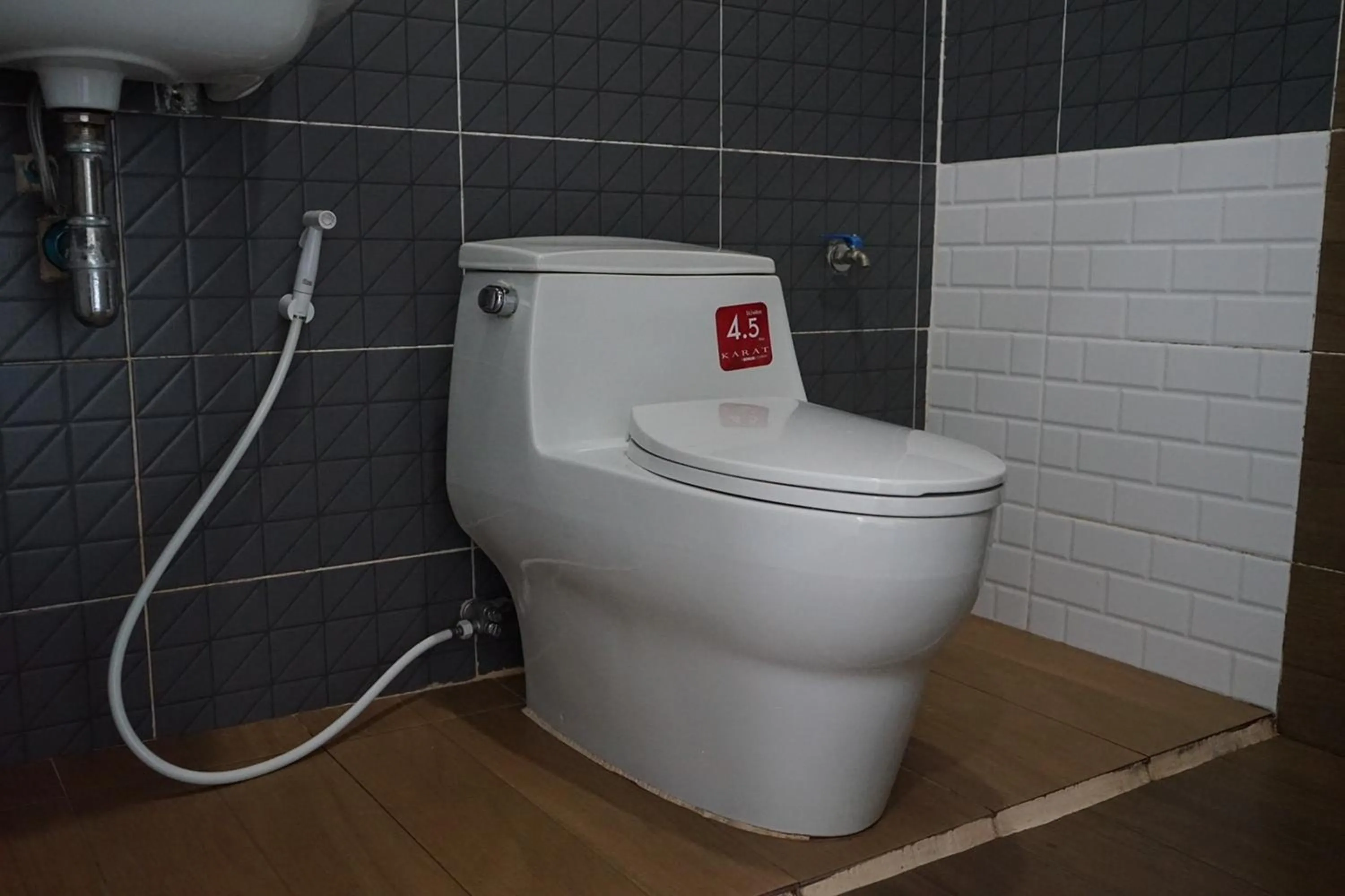 Bathroom in Chaiyai River Front Hotel