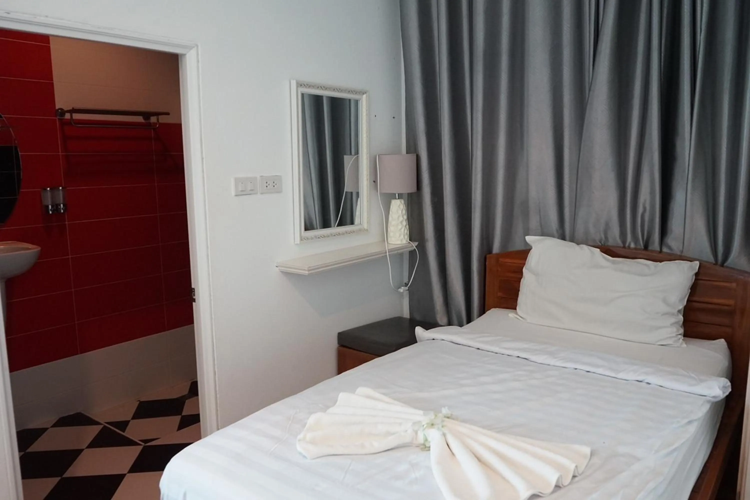 Bed in Chaiyai River Front Hotel