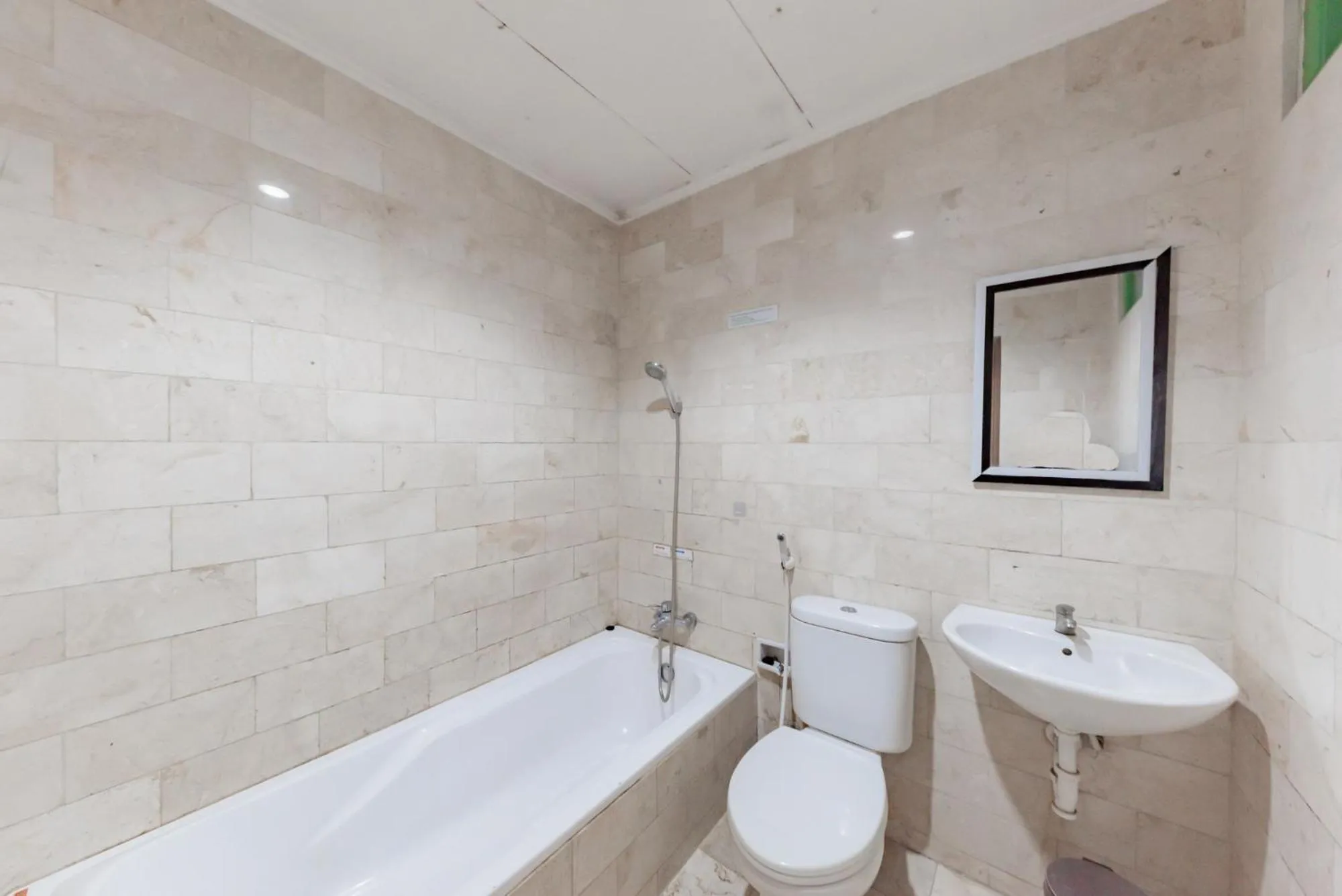 Shower in RedDoorz @ Jalan R.E. Martadinata Sukabumi