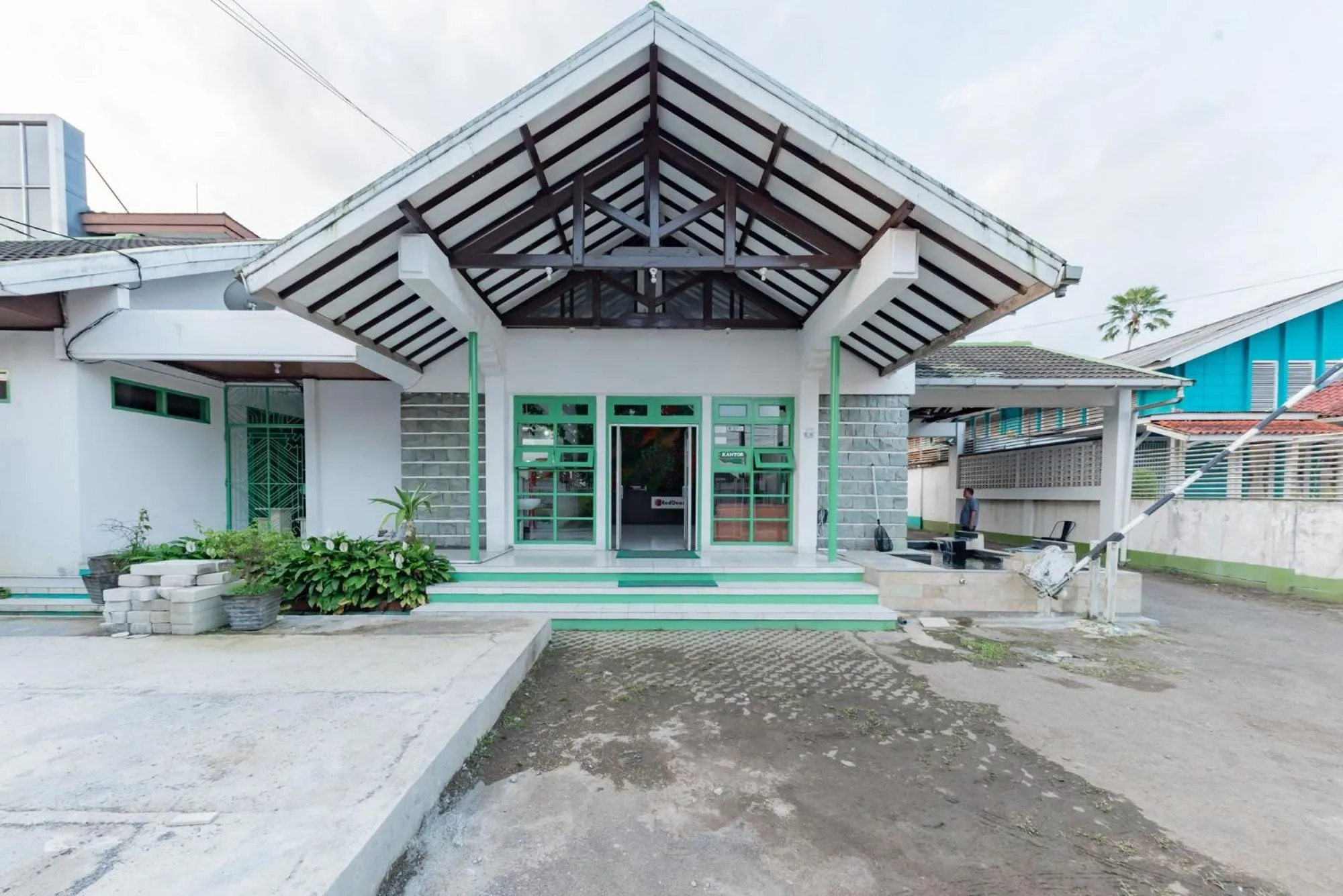 Property building in RedDoorz @ Jalan R.E. Martadinata Sukabumi