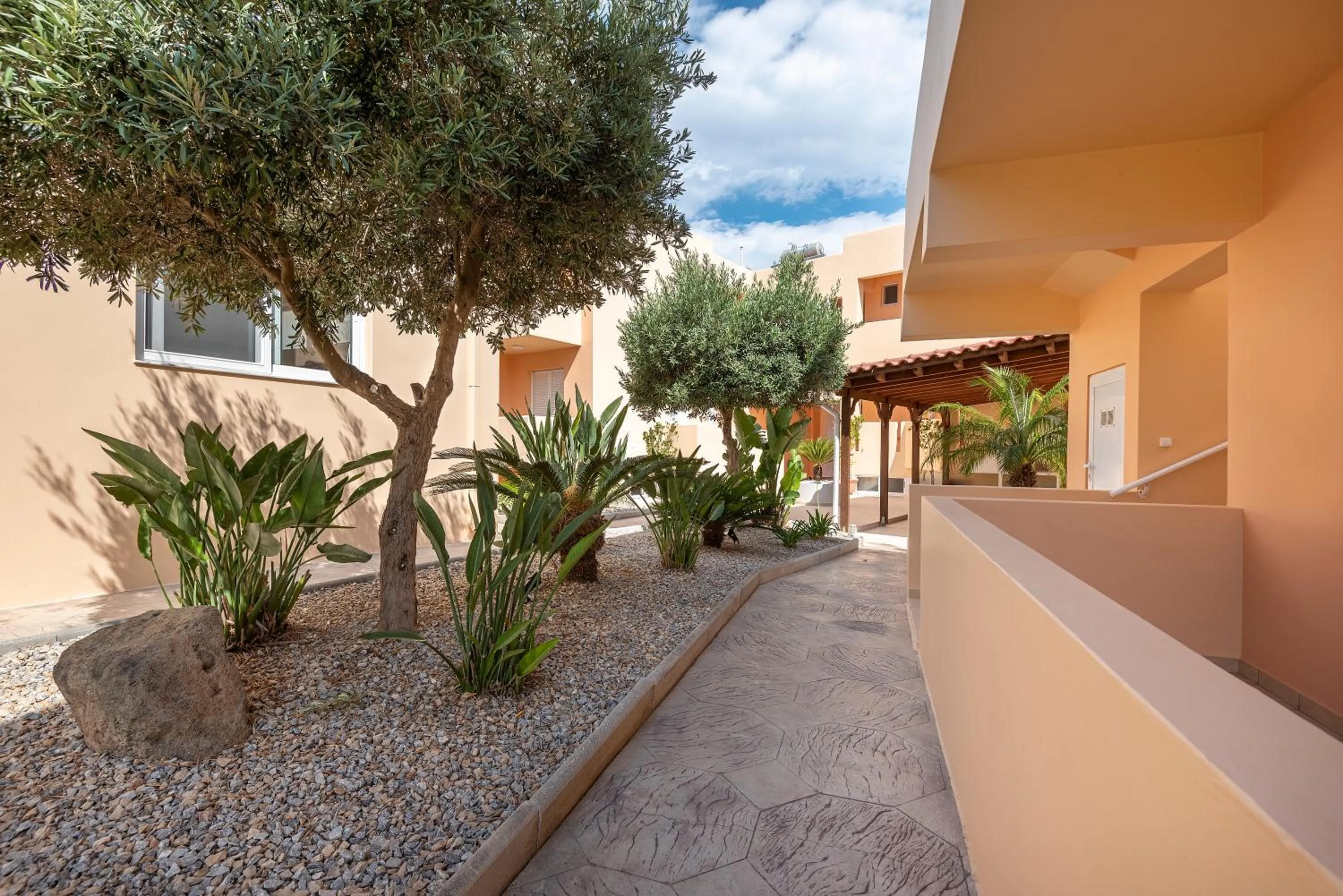 Inner courtyard view in Cirillo Family Hotel-Christinas Studios