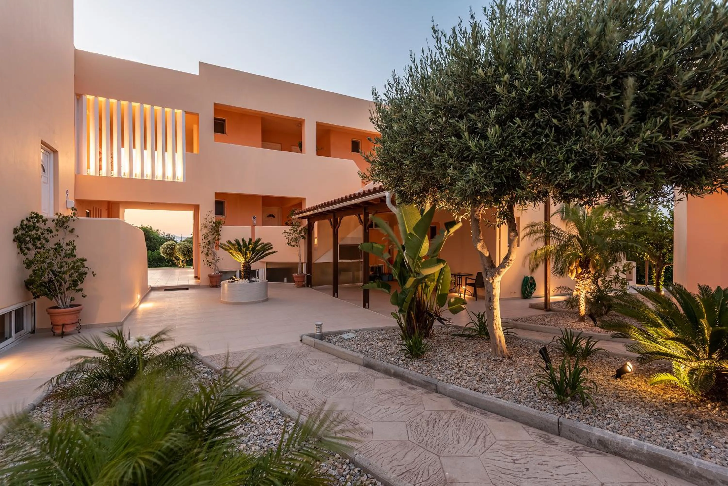 Inner courtyard view in Cirillo Family Hotel-Christinas Studios