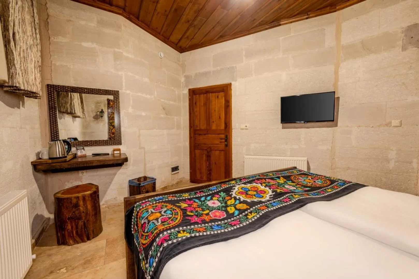 Photo of the whole room, Bed in My Story Cave Hotel