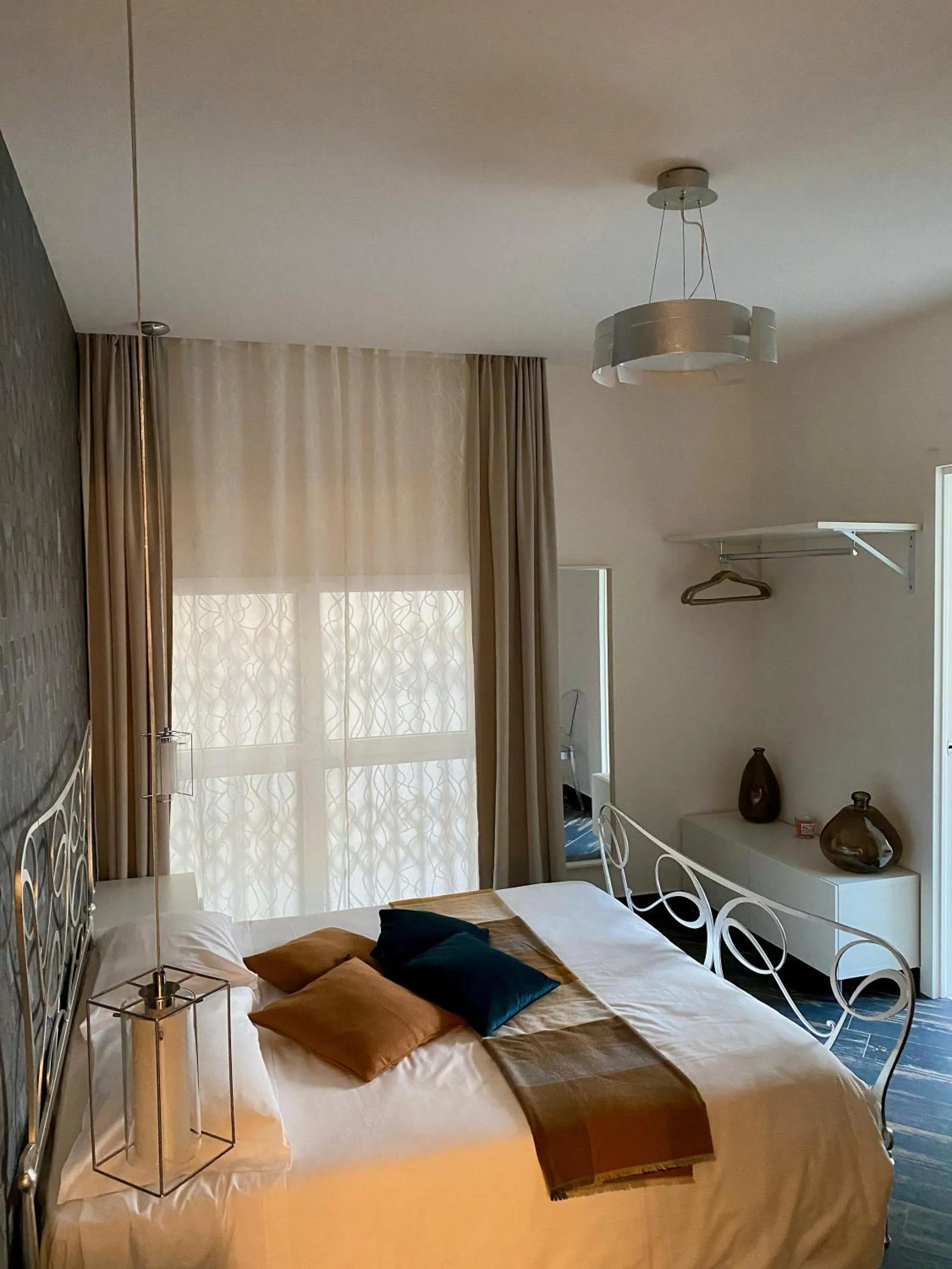 Photo of the whole room, Bed in Gatto Bianco Le Mura