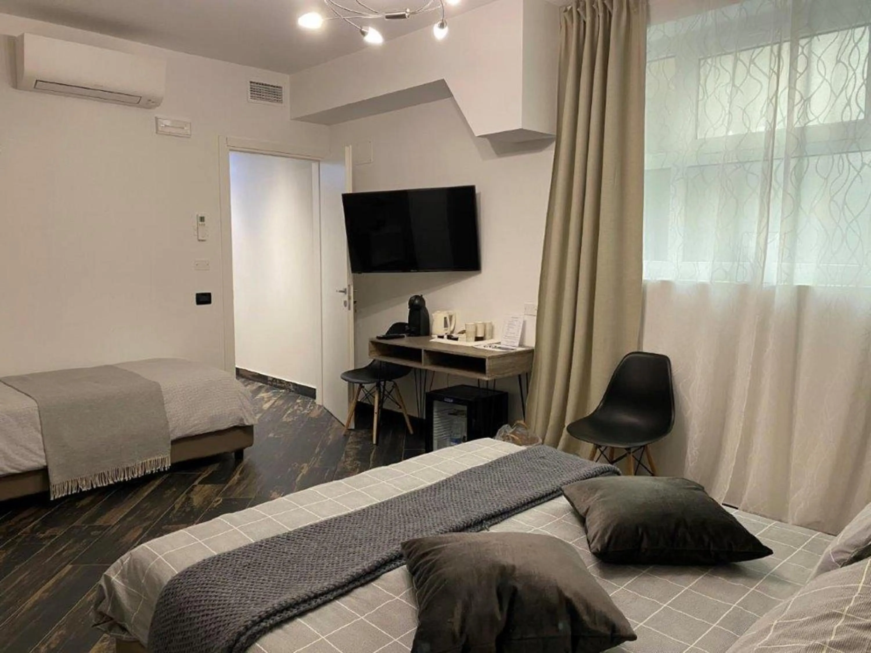 Bedroom, Bed in Gatto Bianco Le Mura