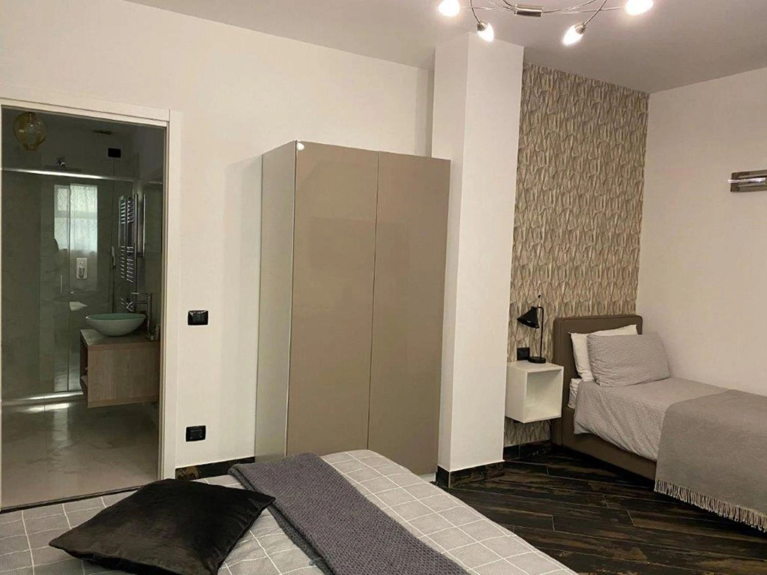 Photo of the whole room, Bed in Gatto Bianco Le Mura