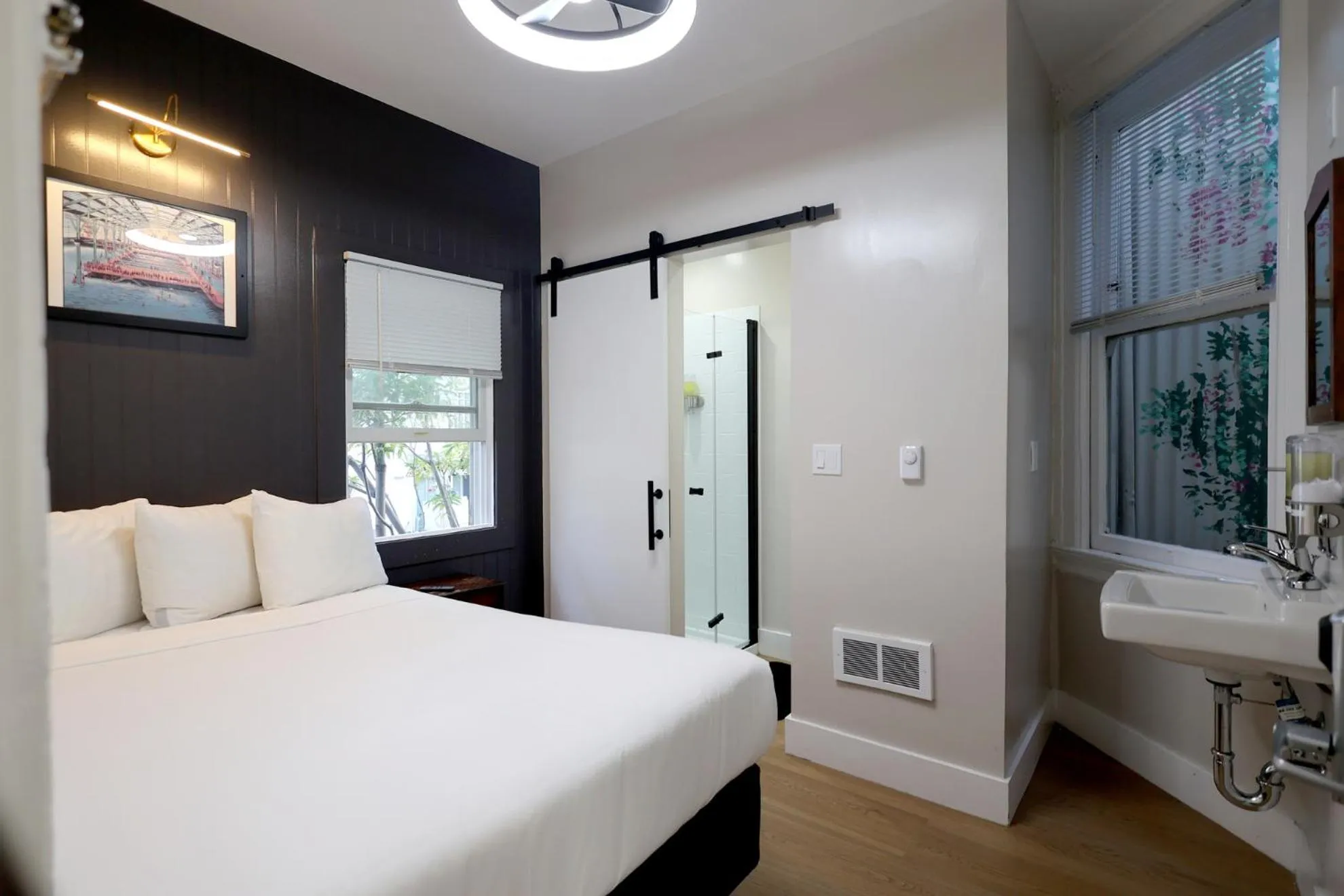 Toilet, Bed in San Remo Hotel