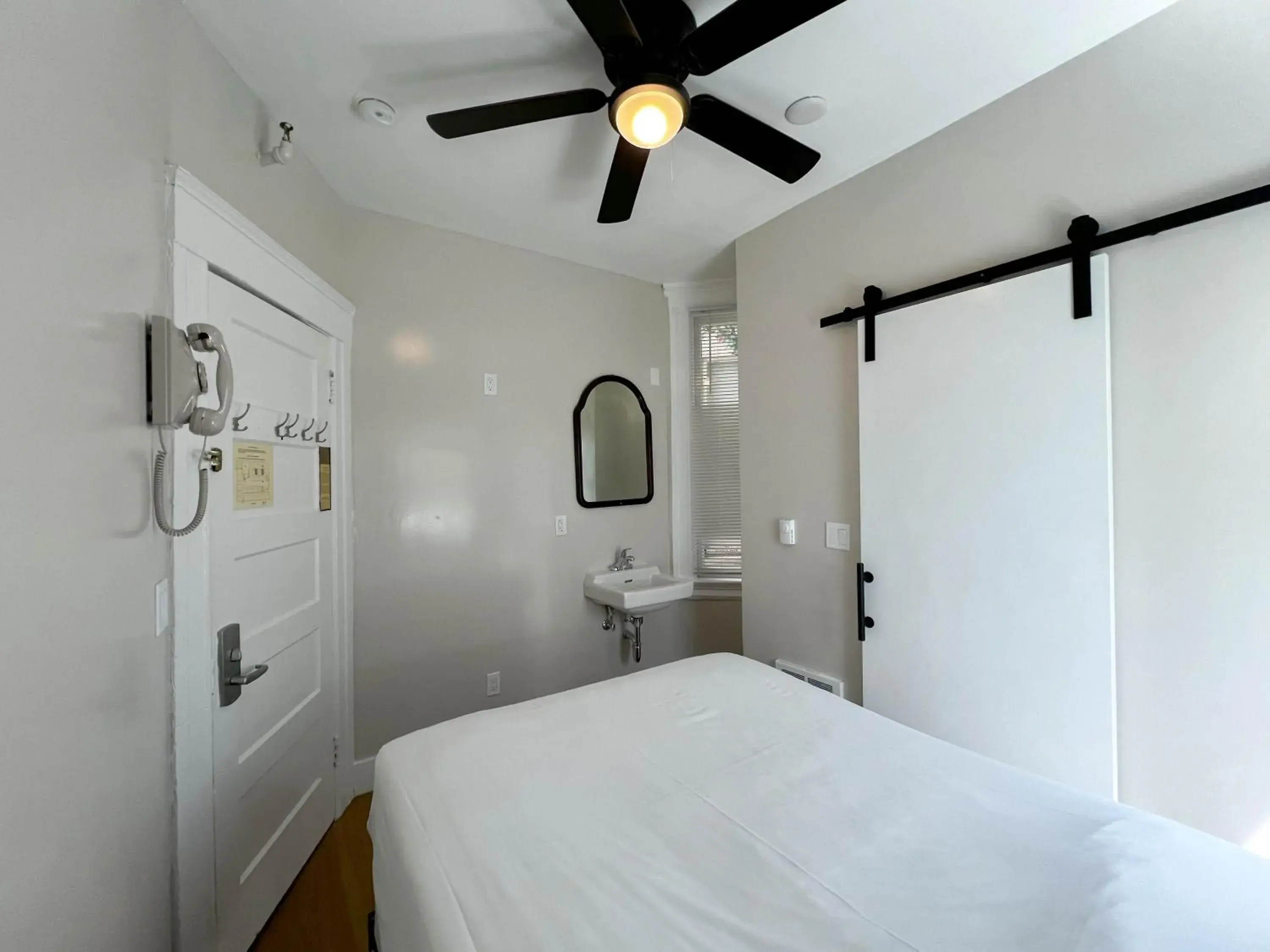 Double Room with Private Bathroom in San Remo Hotel Double Room with Private Bathroom in San Remo Hotel