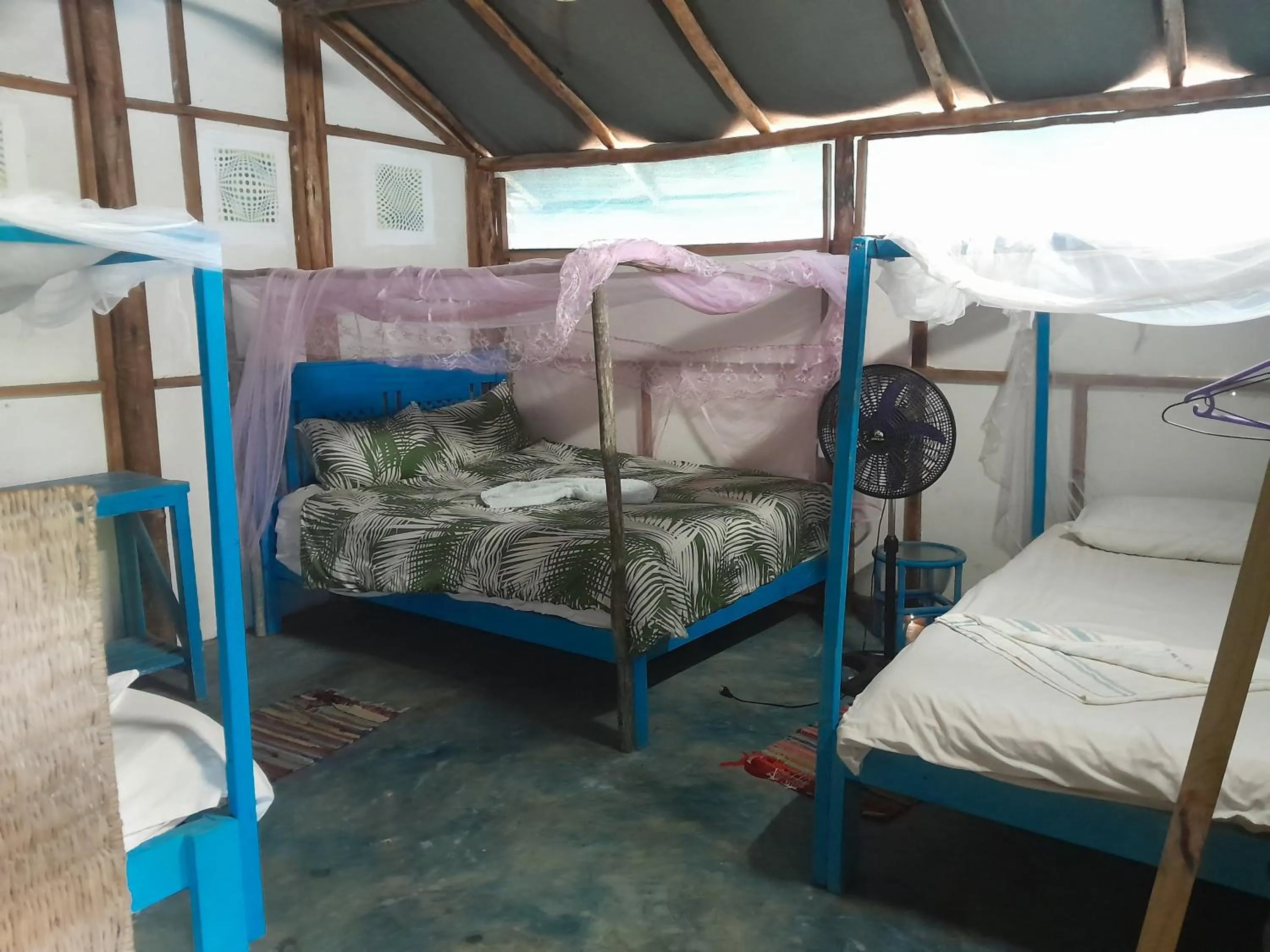 Photo of the whole room, Bed in Underwater Explorer