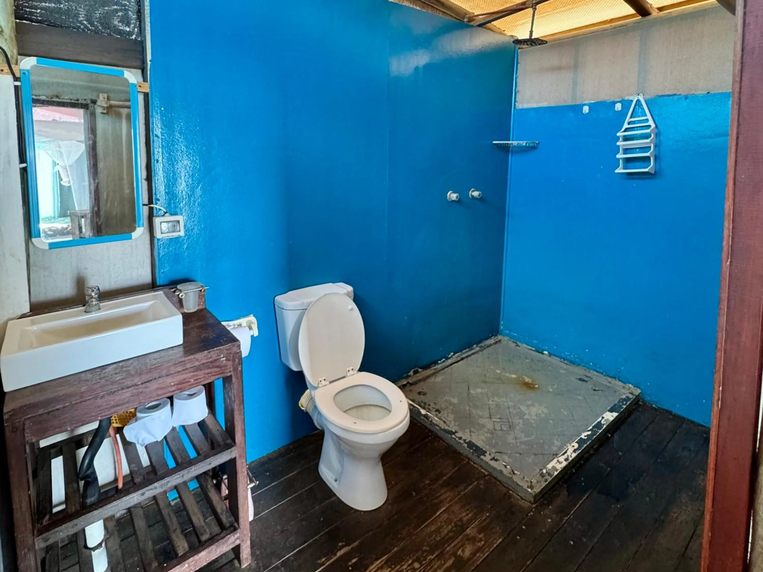 Shower in Underwater Explorer