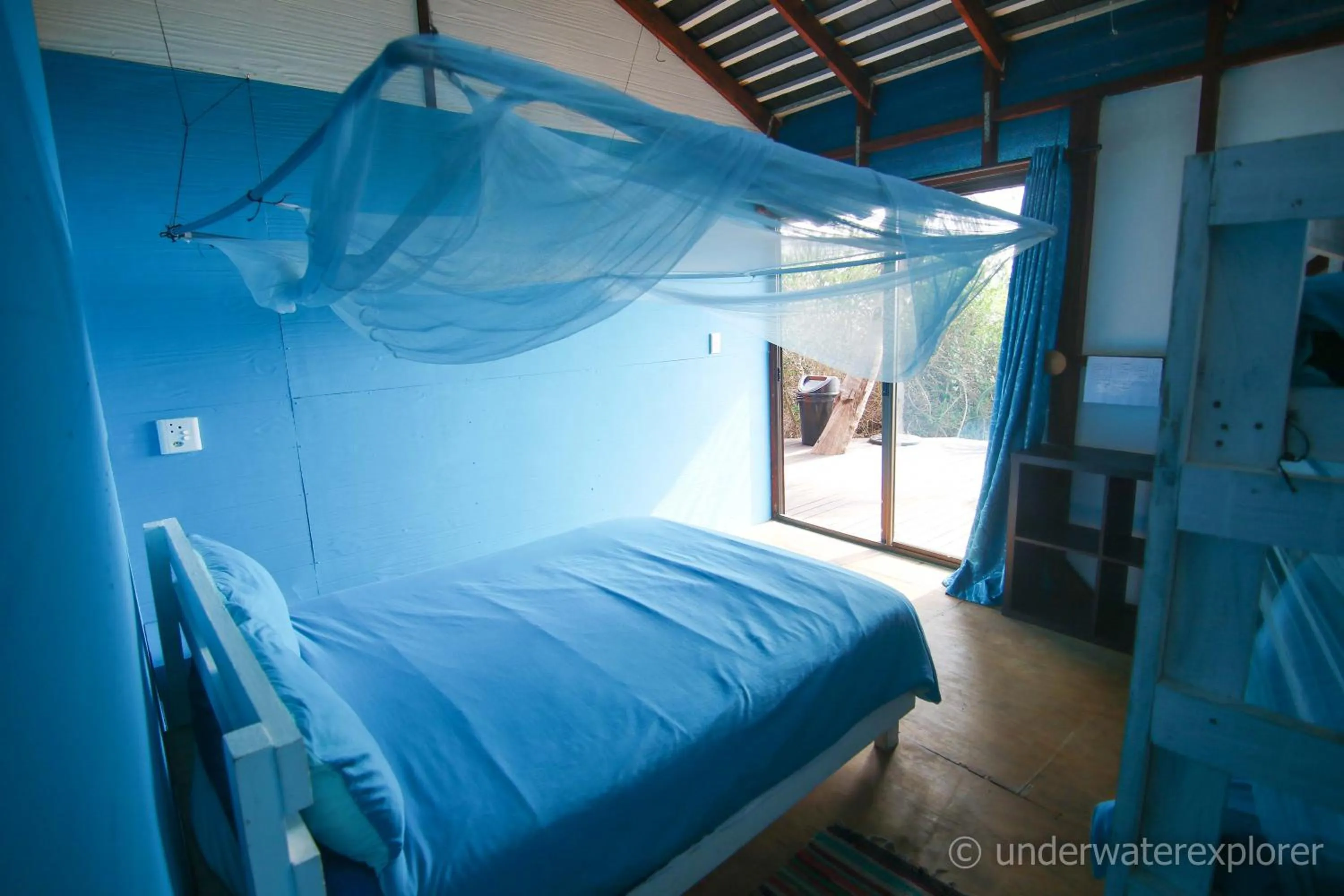 Photo of the whole room, Bed in Underwater Explorer