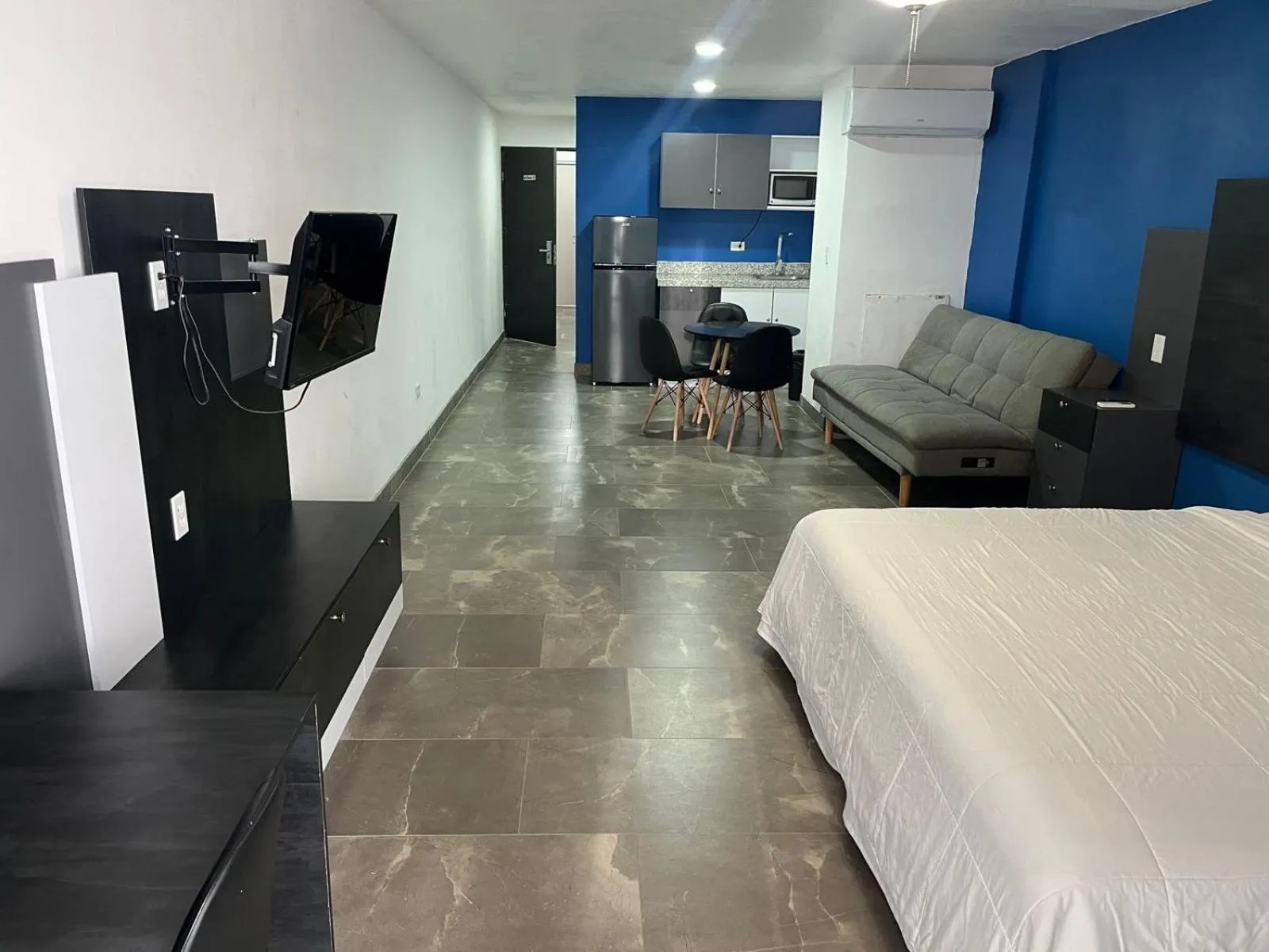 Communal lounge/ TV room, Bed in Booking Dioh