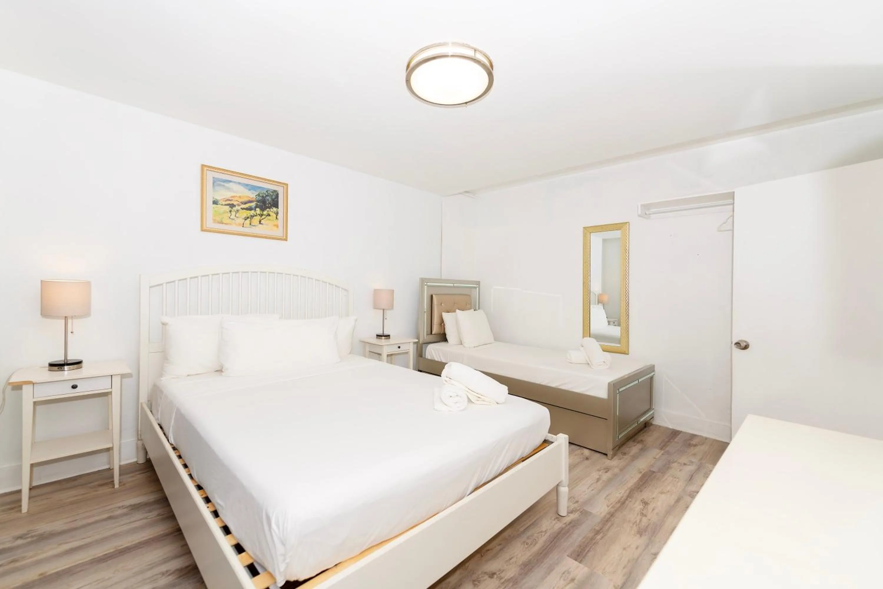 Bedroom, Bed in Sofi Beach Apartments