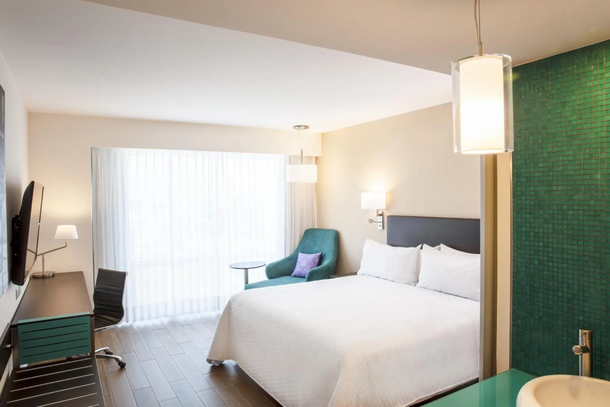 Bedroom, Bed in Fiesta Inn Celaya Galerias