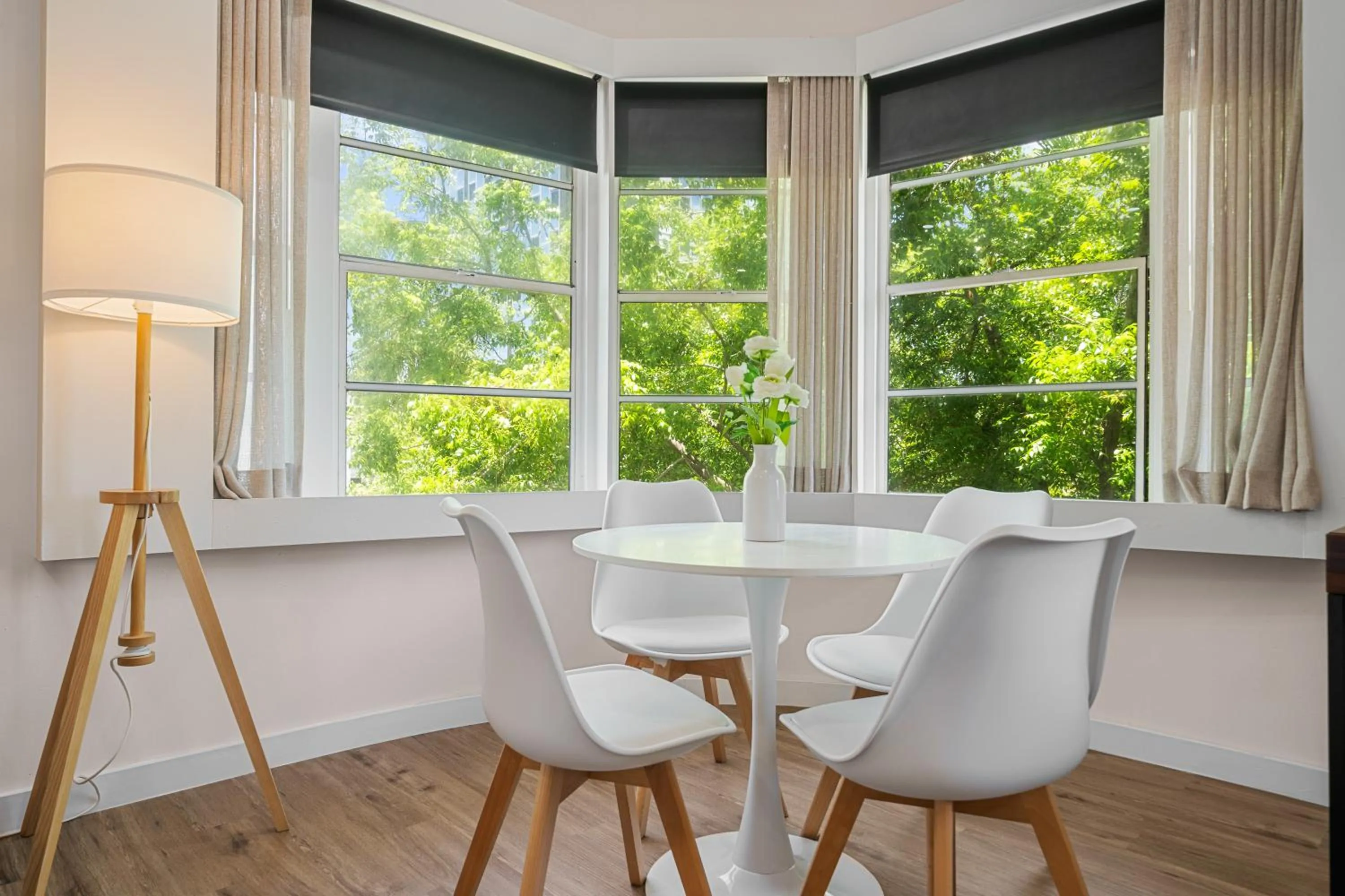 Dining area in Greenview Hotel By Lowkl