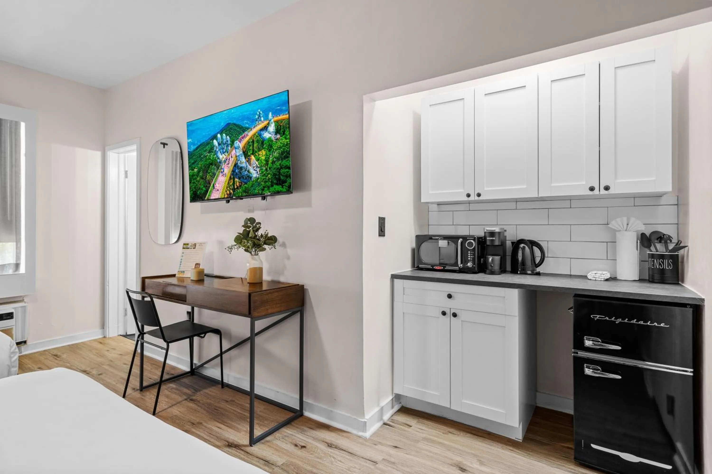 Coffee/tea facilities in Greenview Hotel By Lowkl