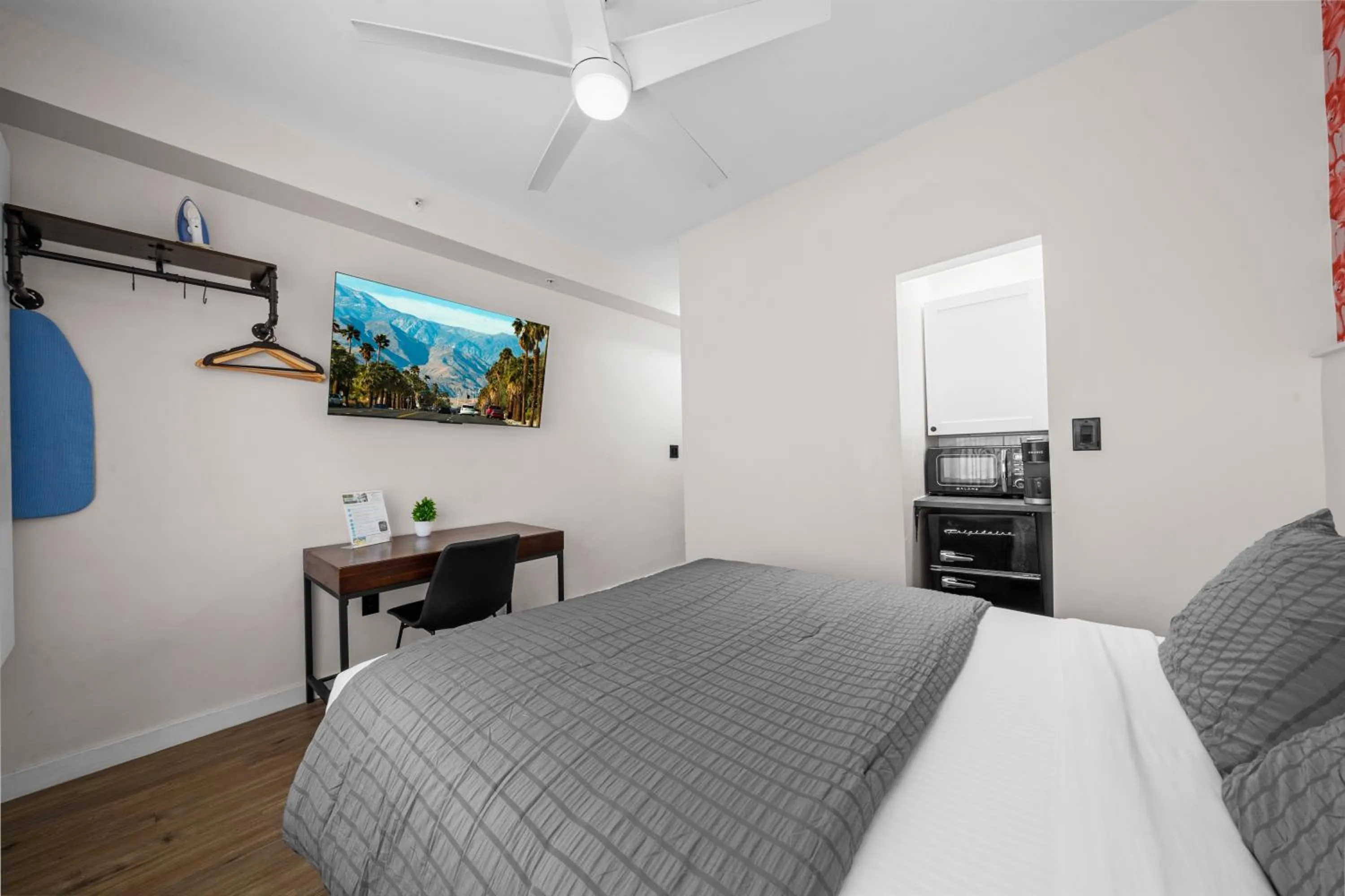 TV and multimedia, Bed in Greenview Hotel By Lowkl