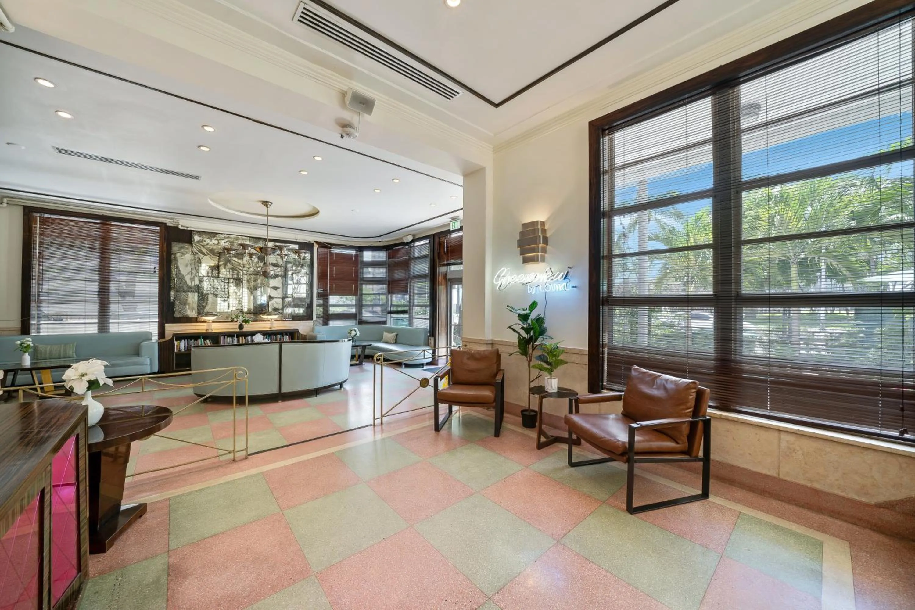 Lobby or reception in Greenview Hotel By Lowkl