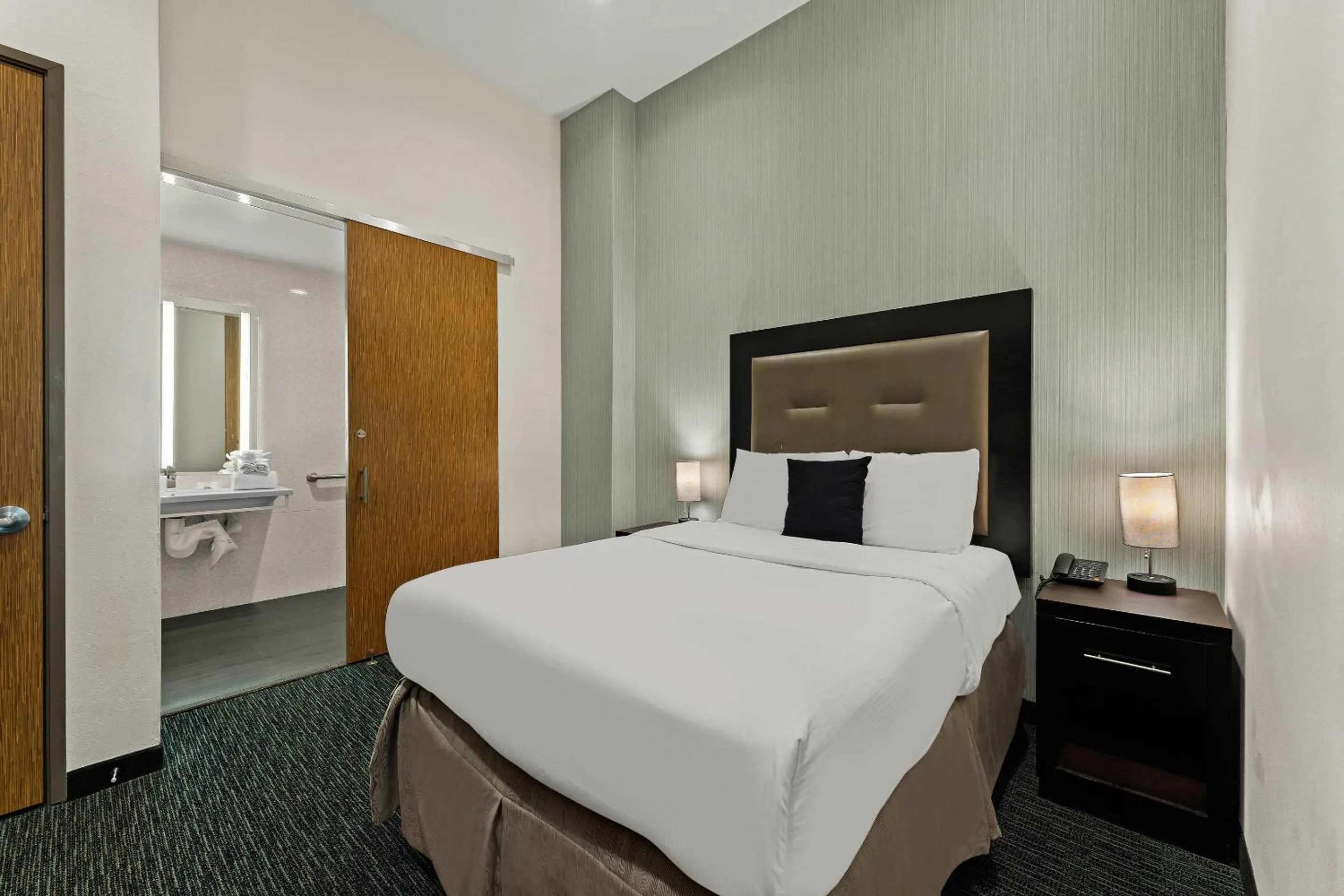 Bedroom, Bed in Quality Inn Philadelphia Center City