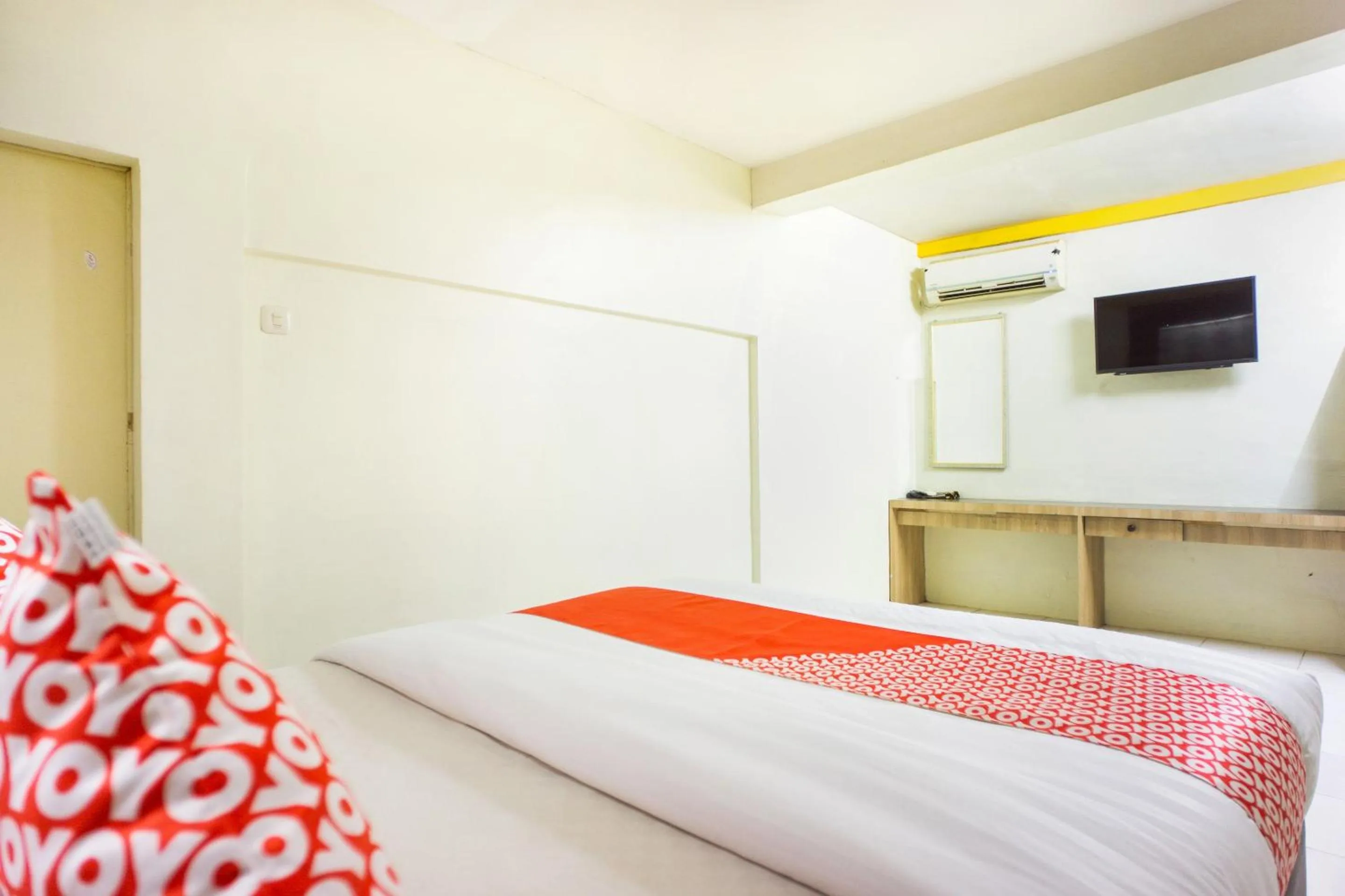 Bedroom, Bed in Hotel O Wisma Kuta Karang