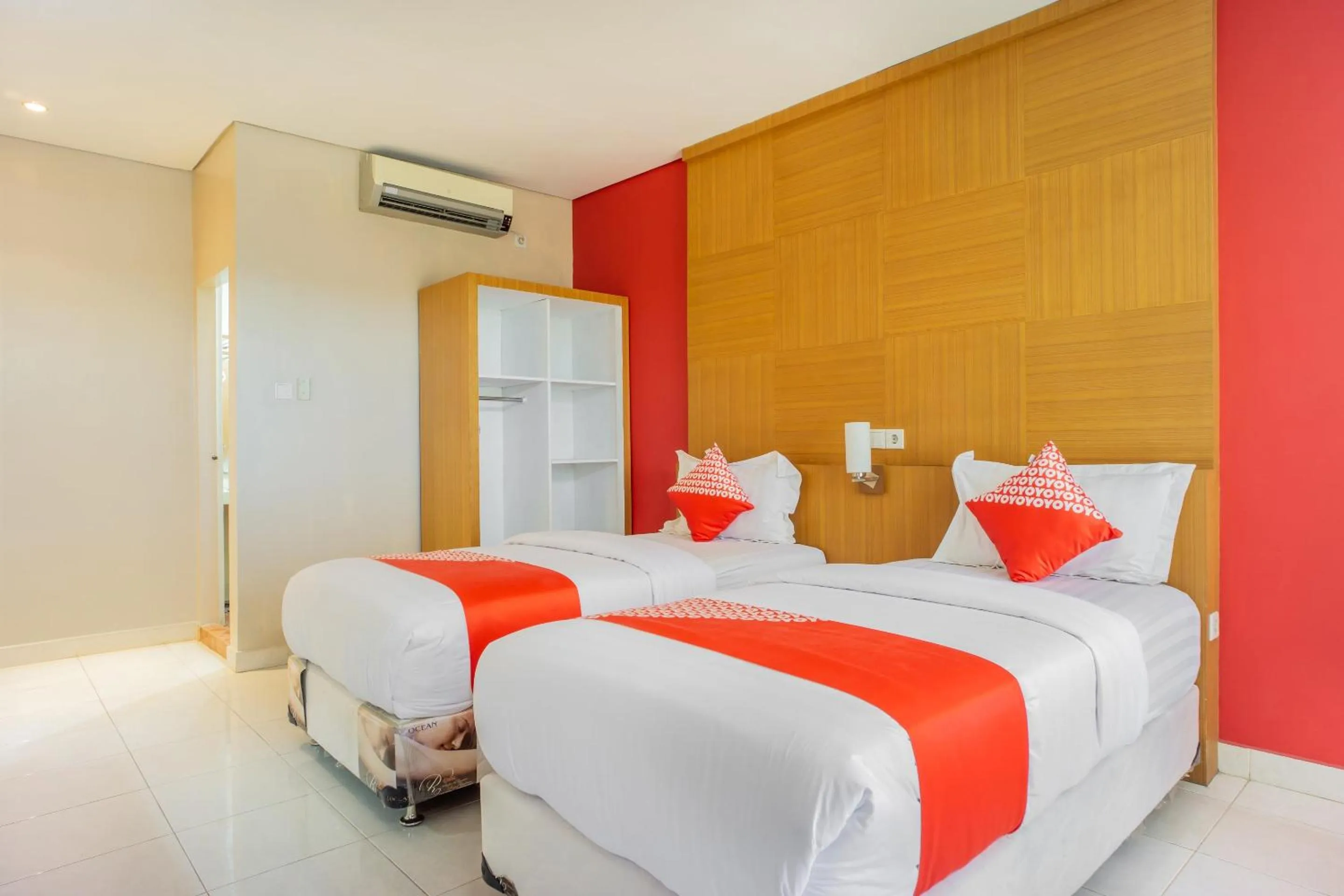 Bedroom, Bed in Hotel O Wisma Kuta Karang