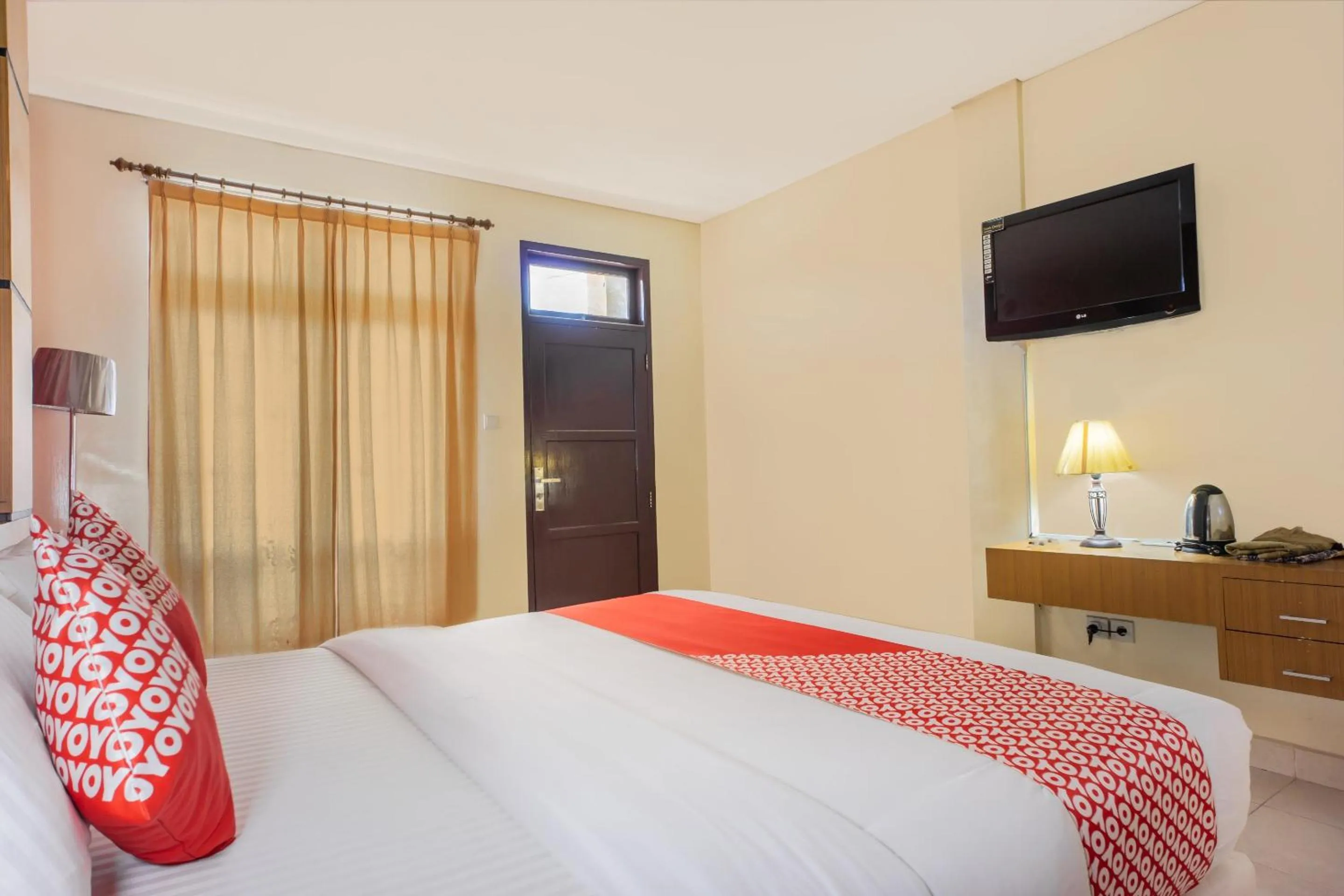 Bedroom, Bed in Hotel O Wisma Kuta Karang