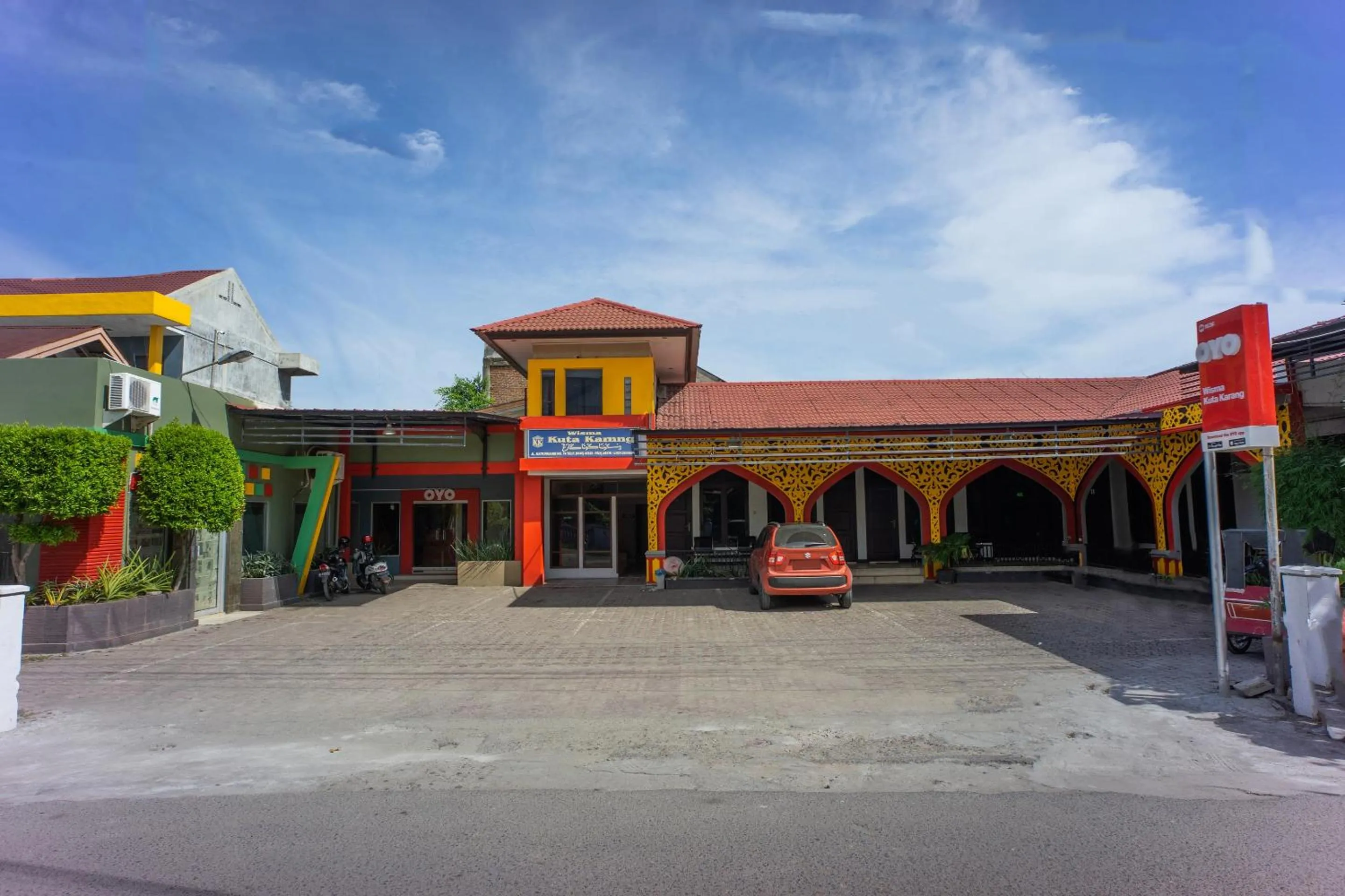 Facade/entrance in Hotel O Wisma Kuta Karang