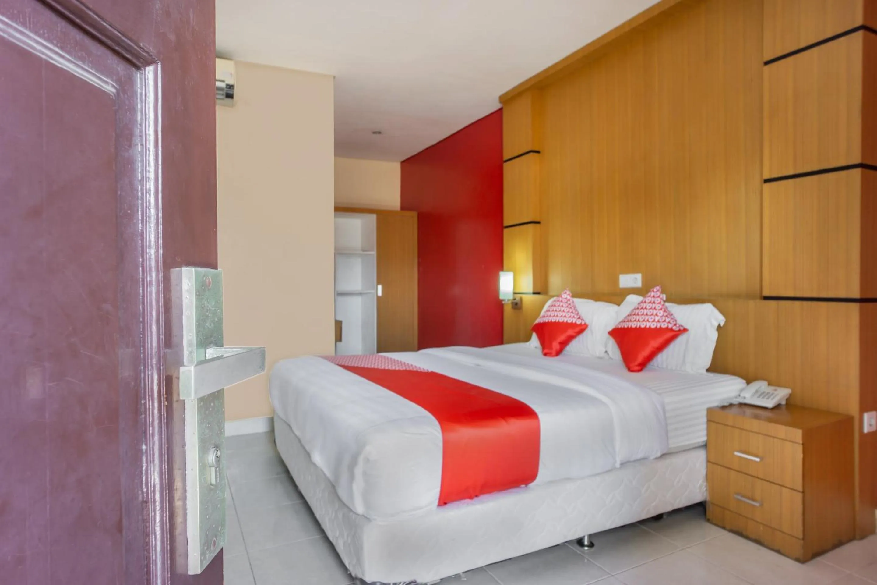Bedroom, Bed in Hotel O Wisma Kuta Karang