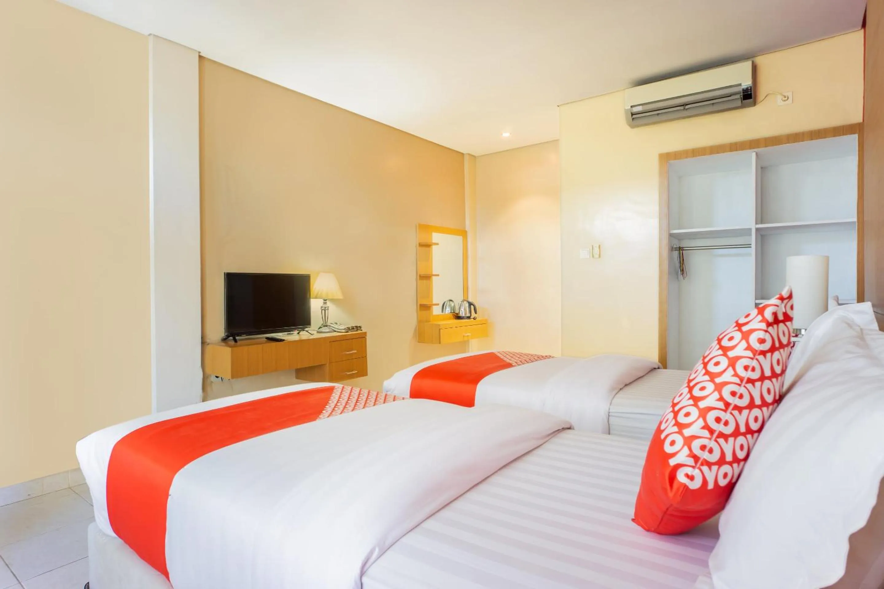 Bedroom, Bed in Hotel O Wisma Kuta Karang