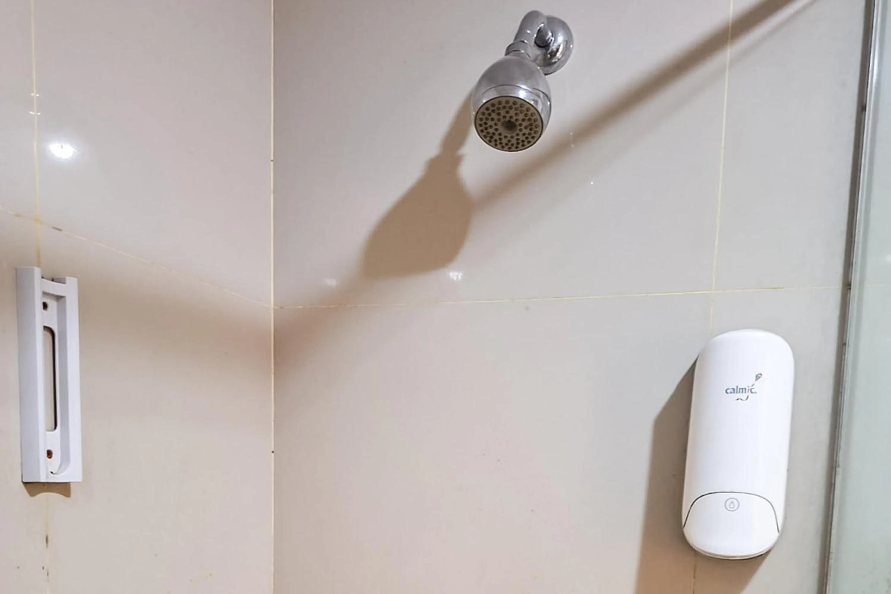 Bathroom in Urbanview Hotel Gapura Parapat by RedDoorz