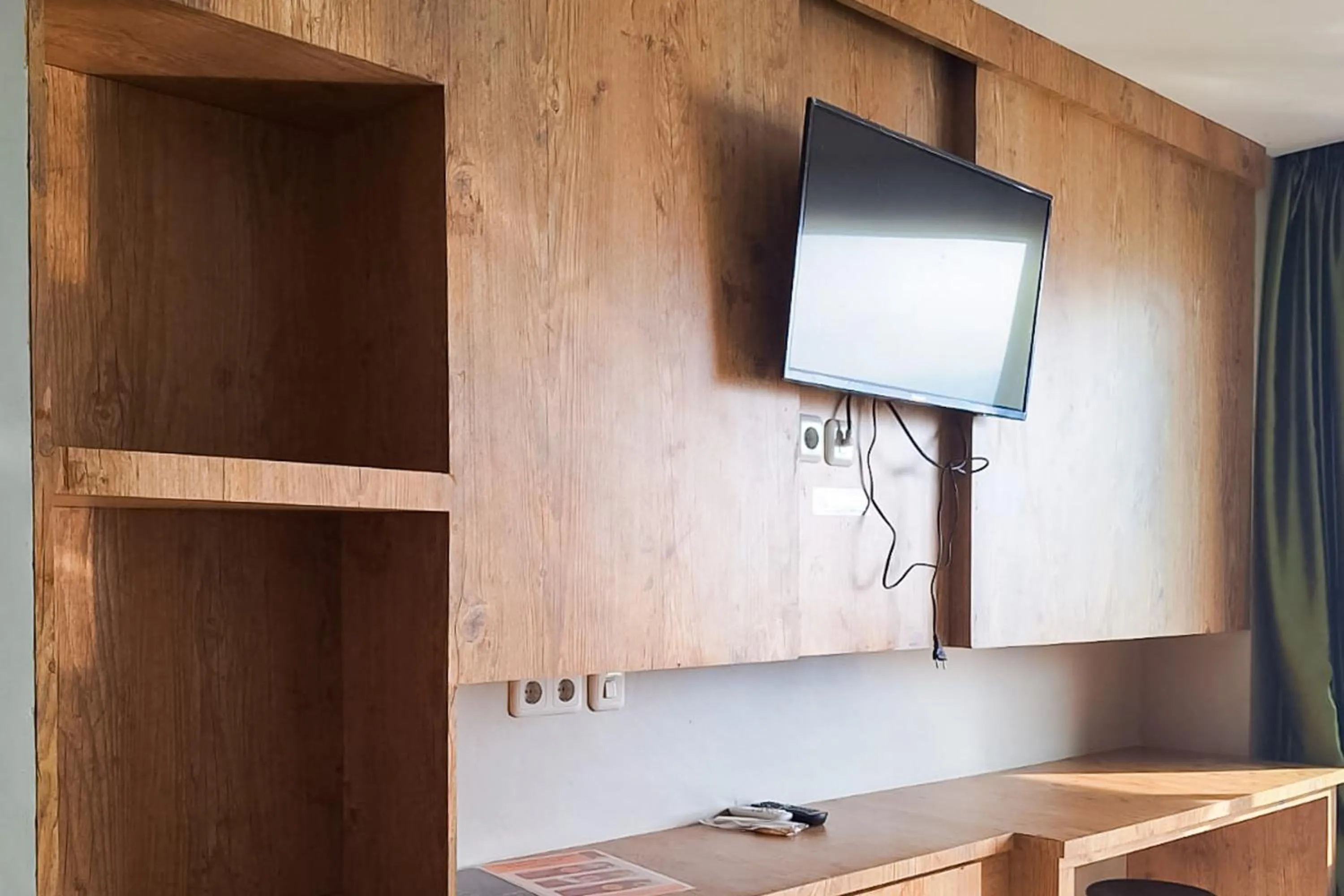 TV and multimedia in Urbanview Hotel Gapura Parapat by RedDoorz