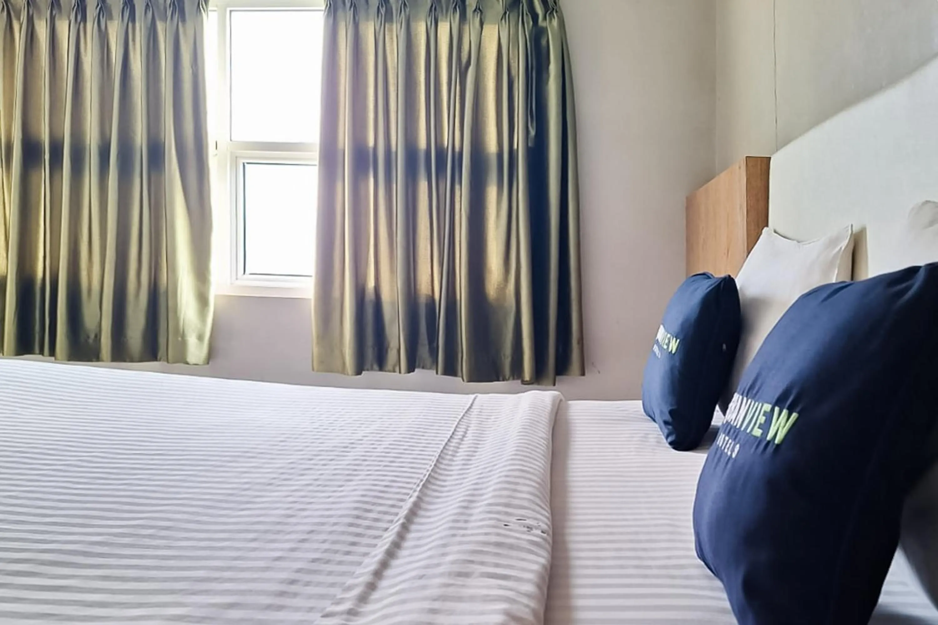 Bedroom, Bed in Urbanview Hotel Gapura Parapat by RedDoorz