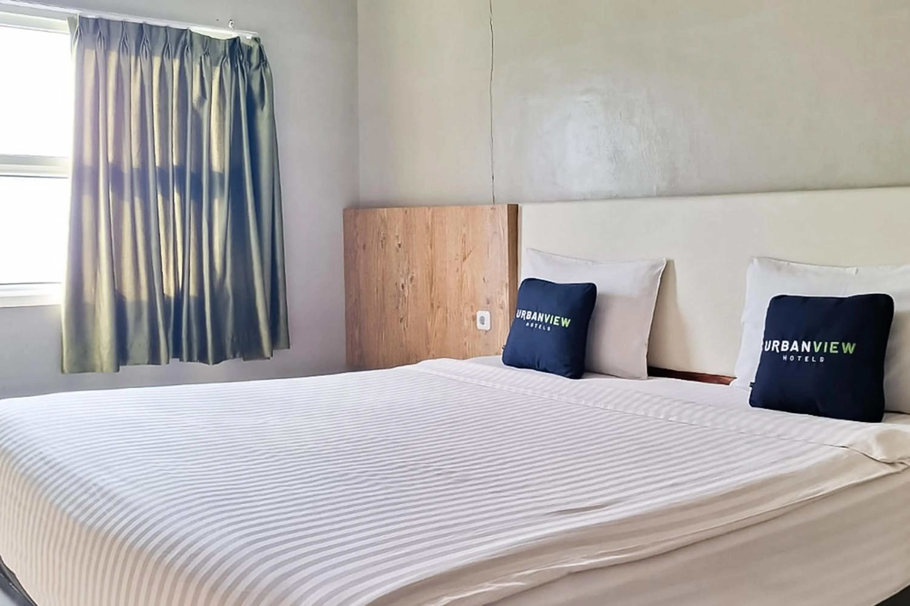 Bedroom, Bed in Urbanview Hotel Gapura Parapat by RedDoorz